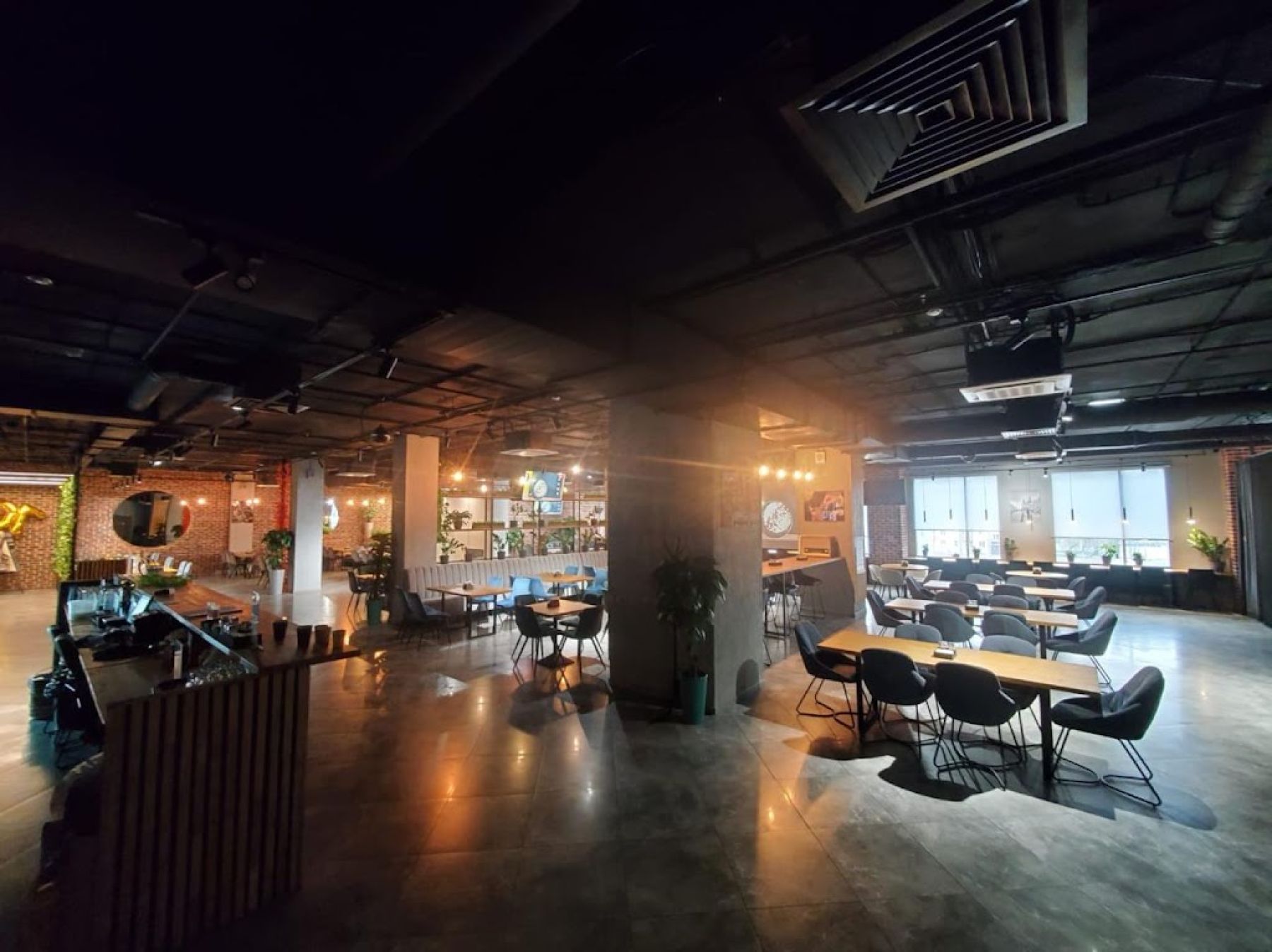 Интерьер лофт-ресторана "Соус"