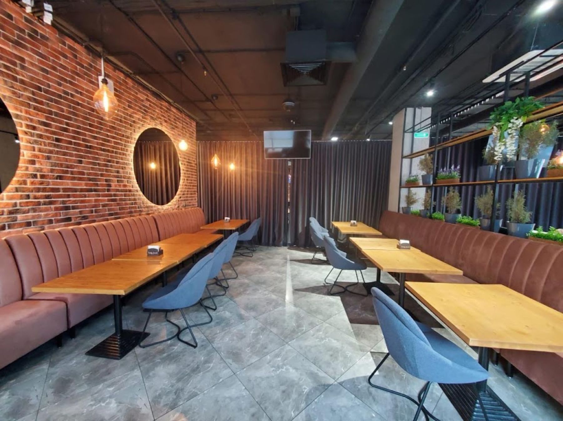 Стол для гостей в лофт-ресторане "Соус"