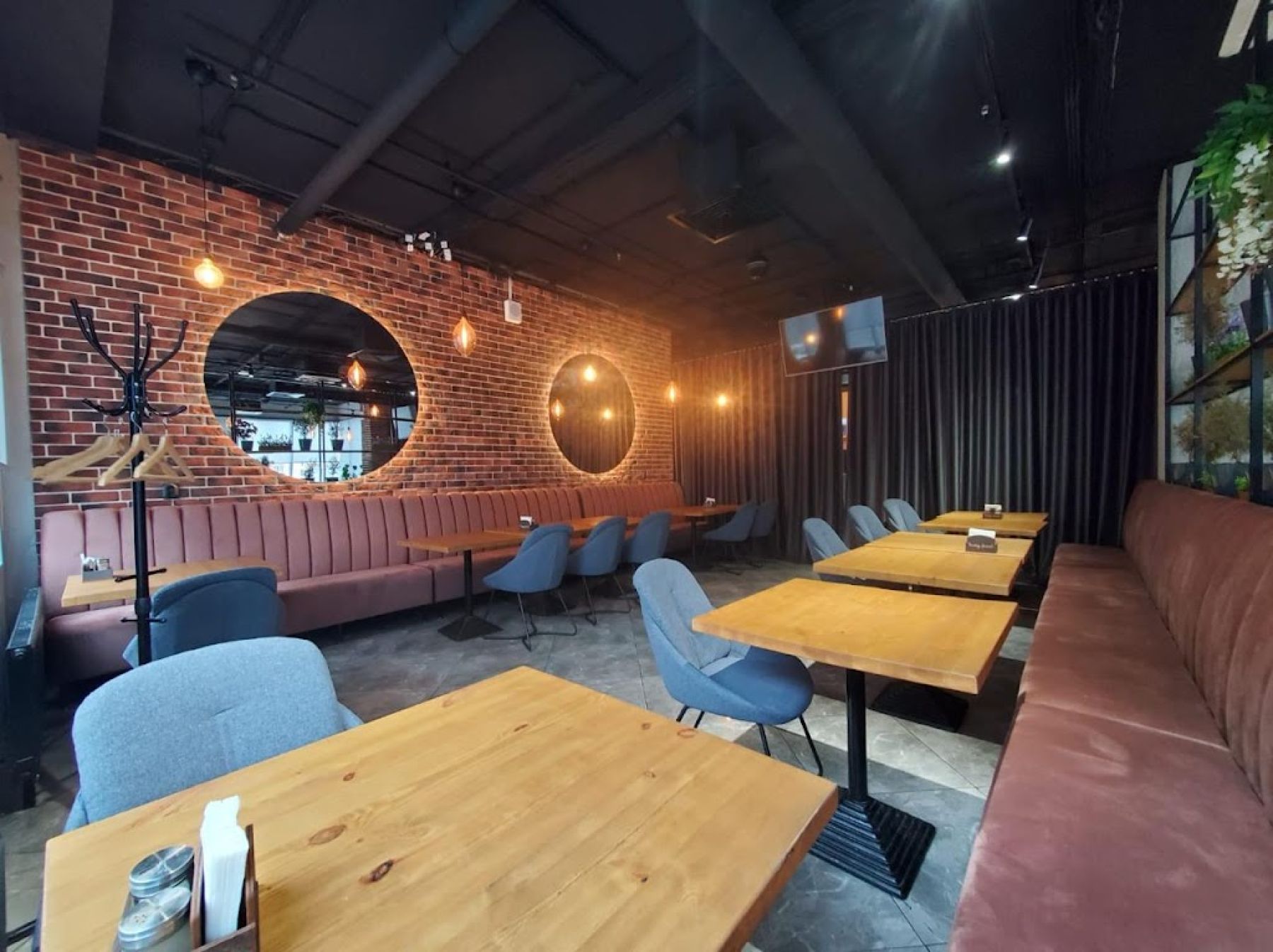 Кухня ресторана "Соус" с блюдами