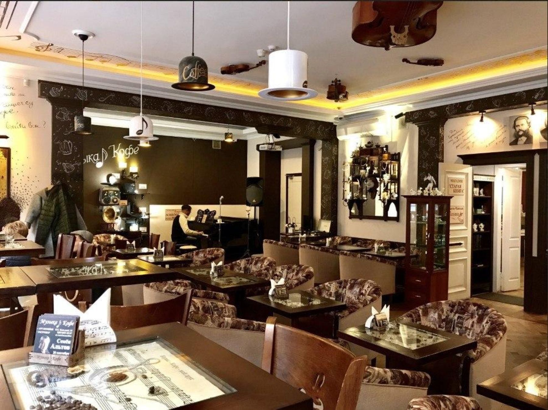 Сцена для мероприятий в Музыка кофе и вино