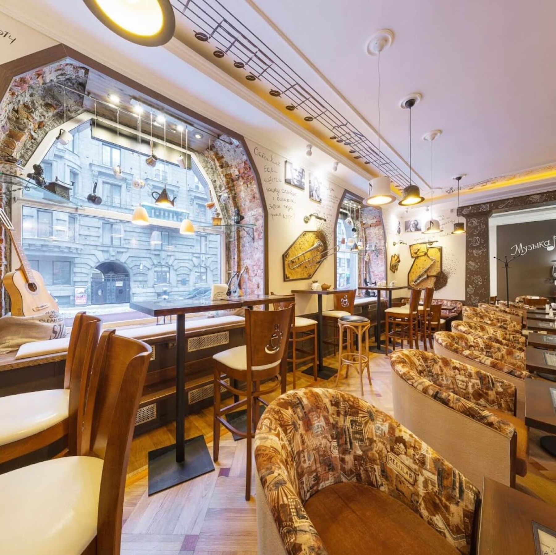 Комфортабельные столы ресторана