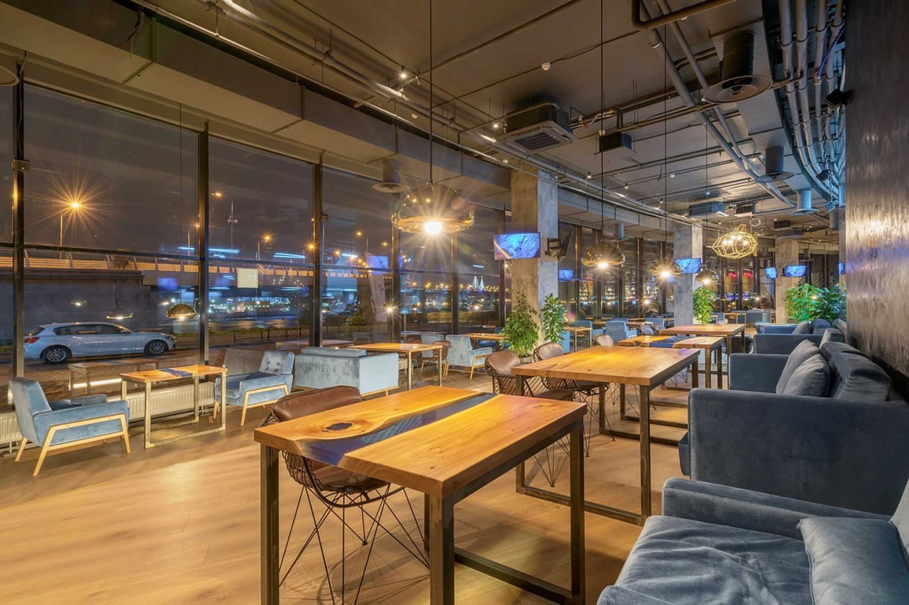 Интерьер ресторана MOREMI с видом на Финский залив