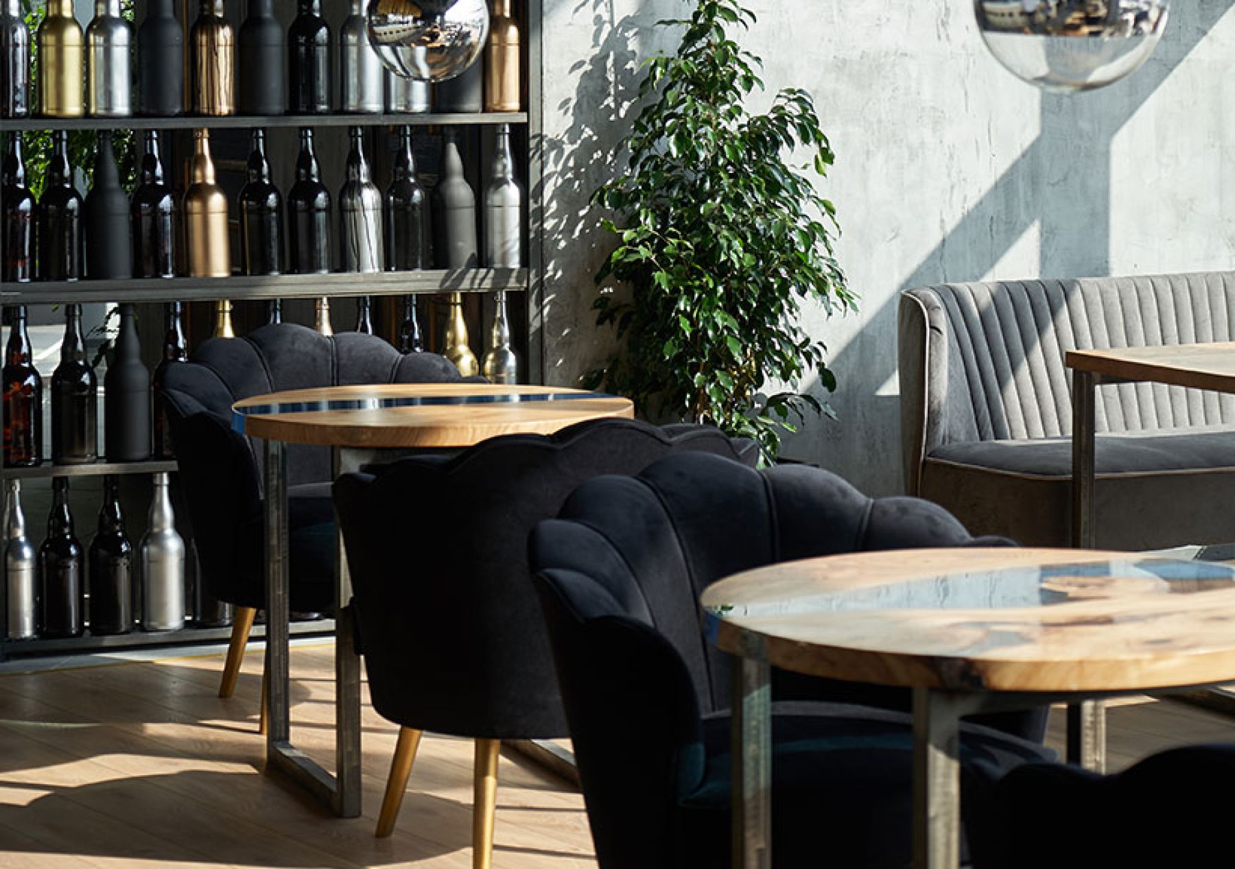 Стильная барная стойка в ресторане MOREMI