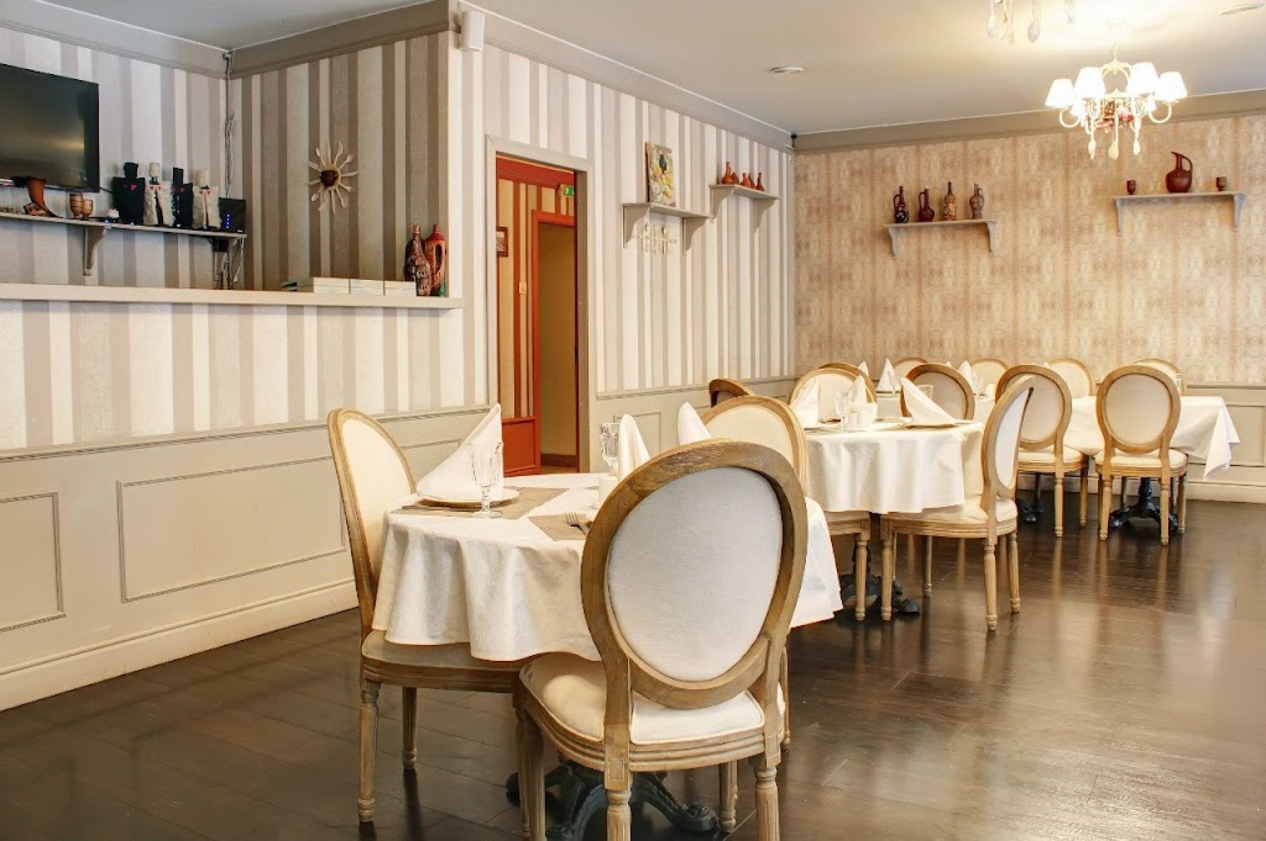 Стол с блюдами грузинской кухни в Tefsi