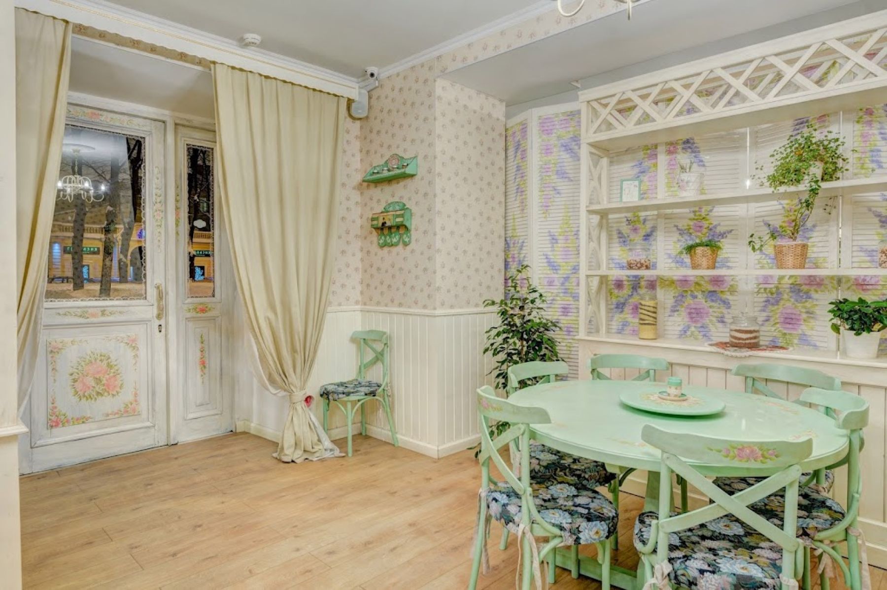 Частная парковка ресторана «Тетя Аида»