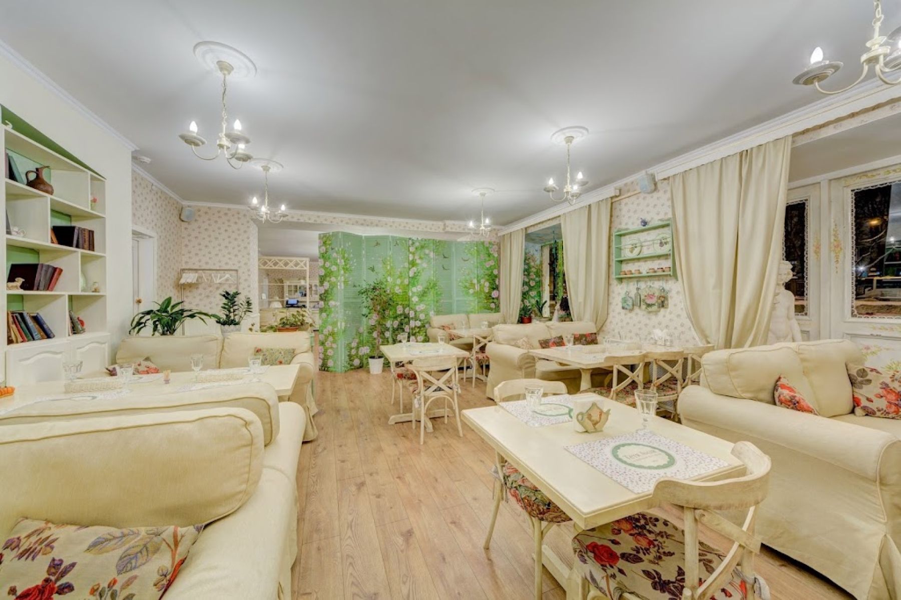 Интерьер ресторана «Тетя Аида» с уютной атмосферой