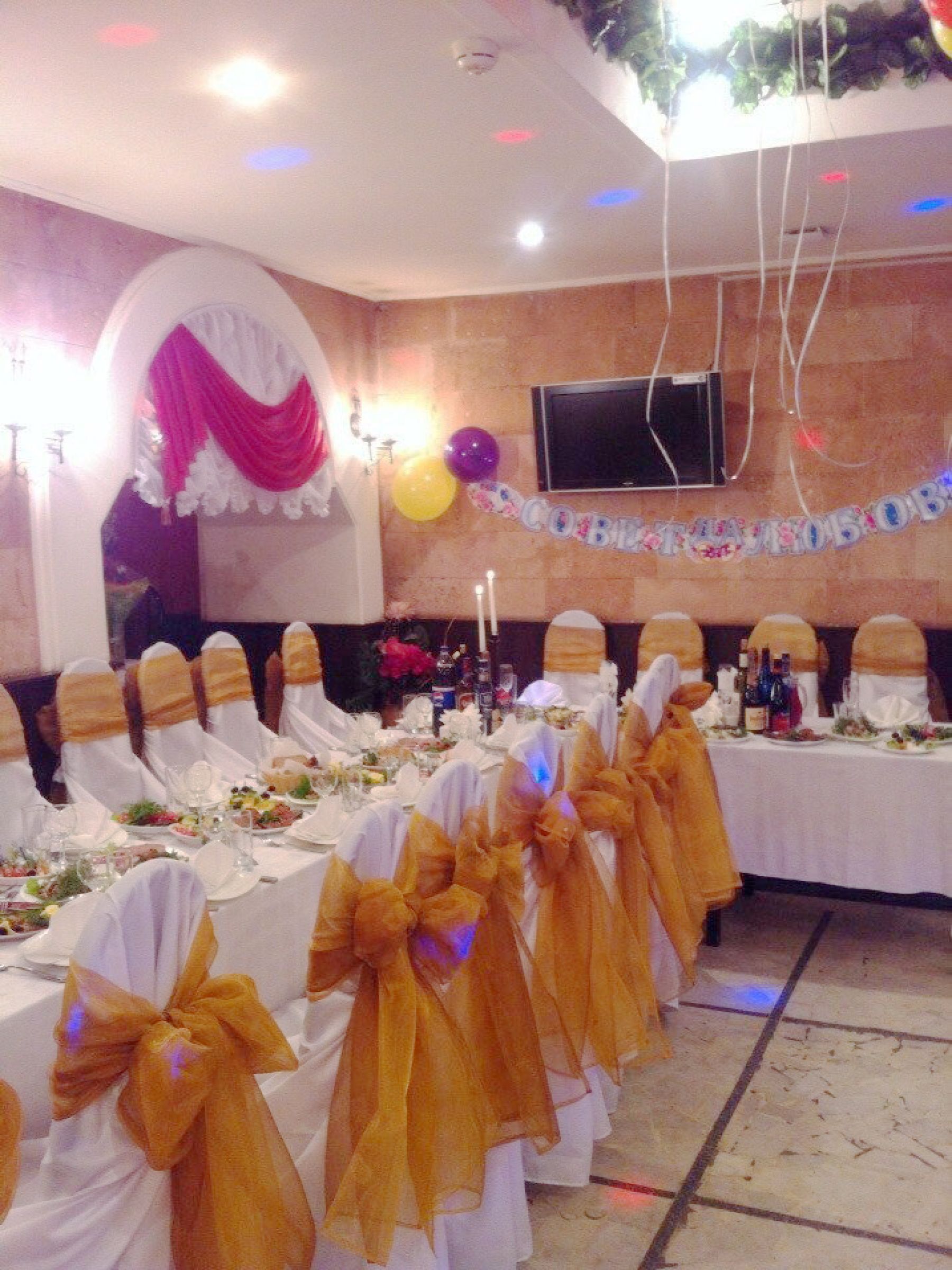 Сервировка стола в банкетном зале