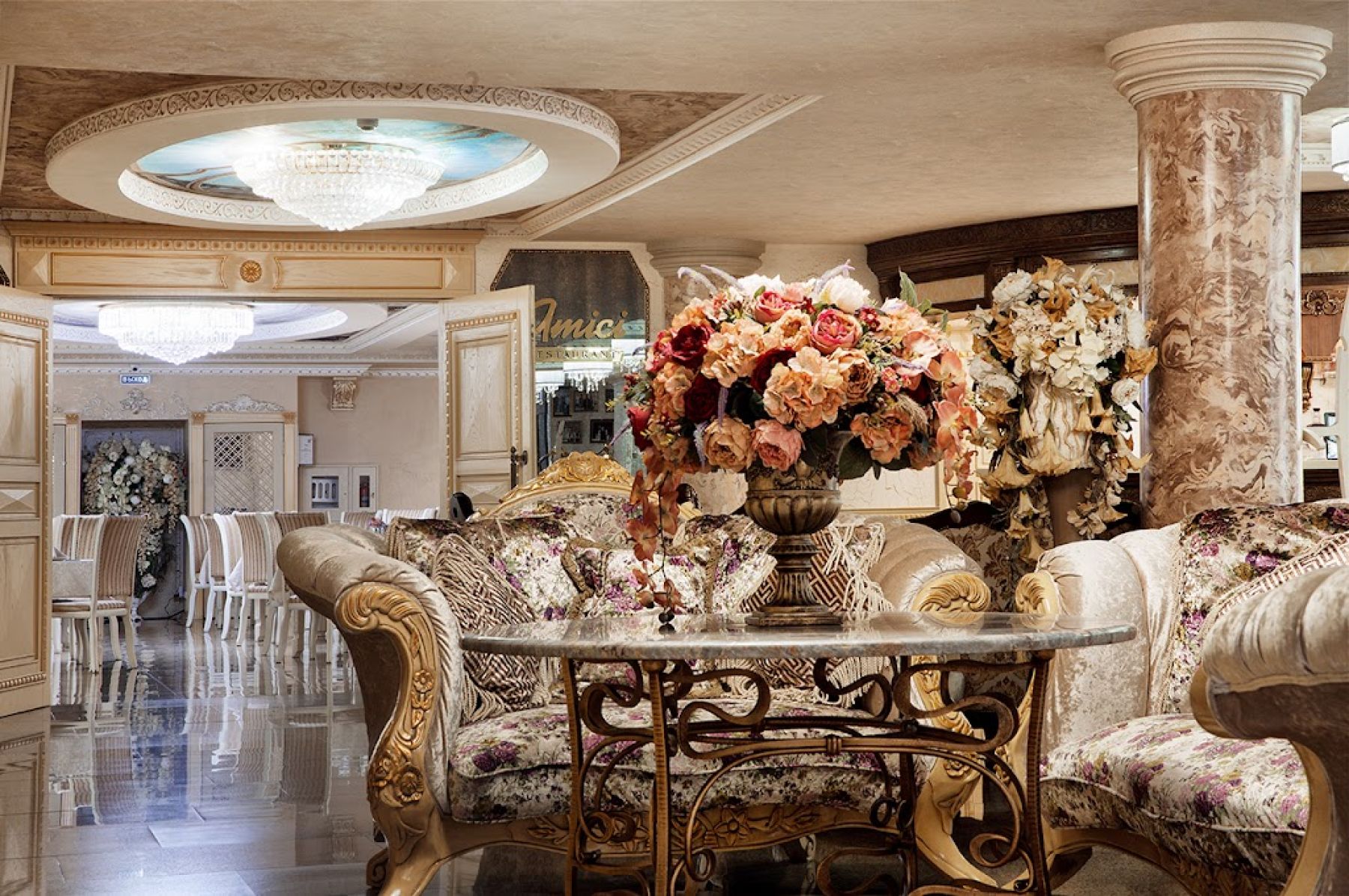 Парковка у ресторана AMICI