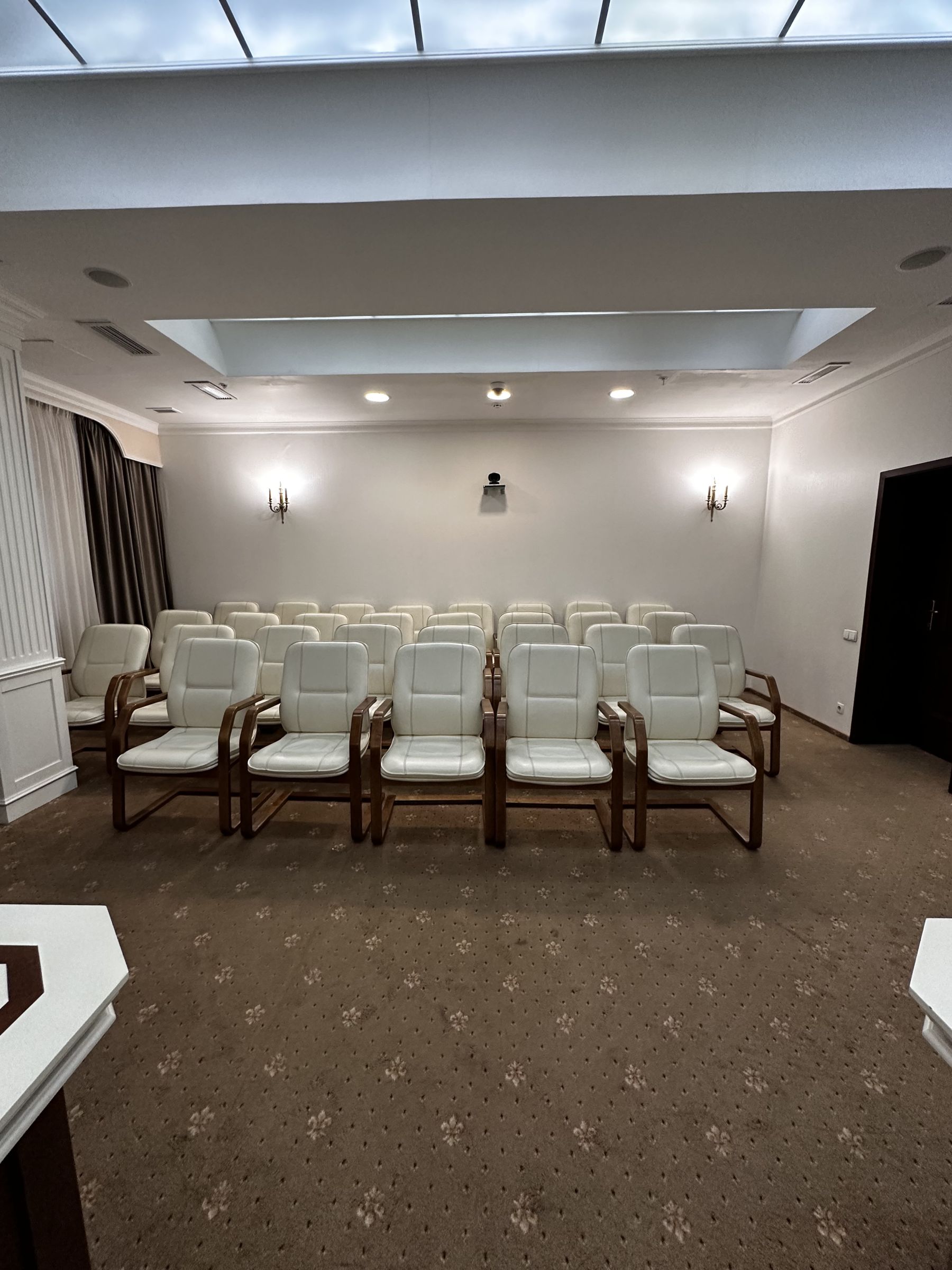 Современное оборудование в конференц-зале