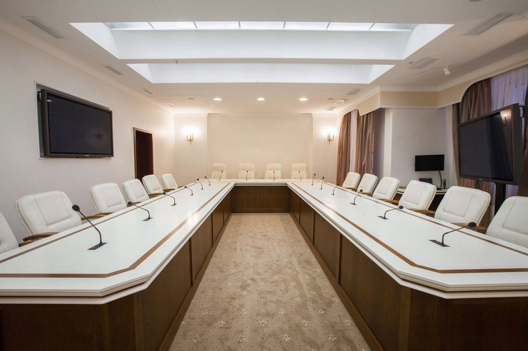 Просторное помещение для конференций