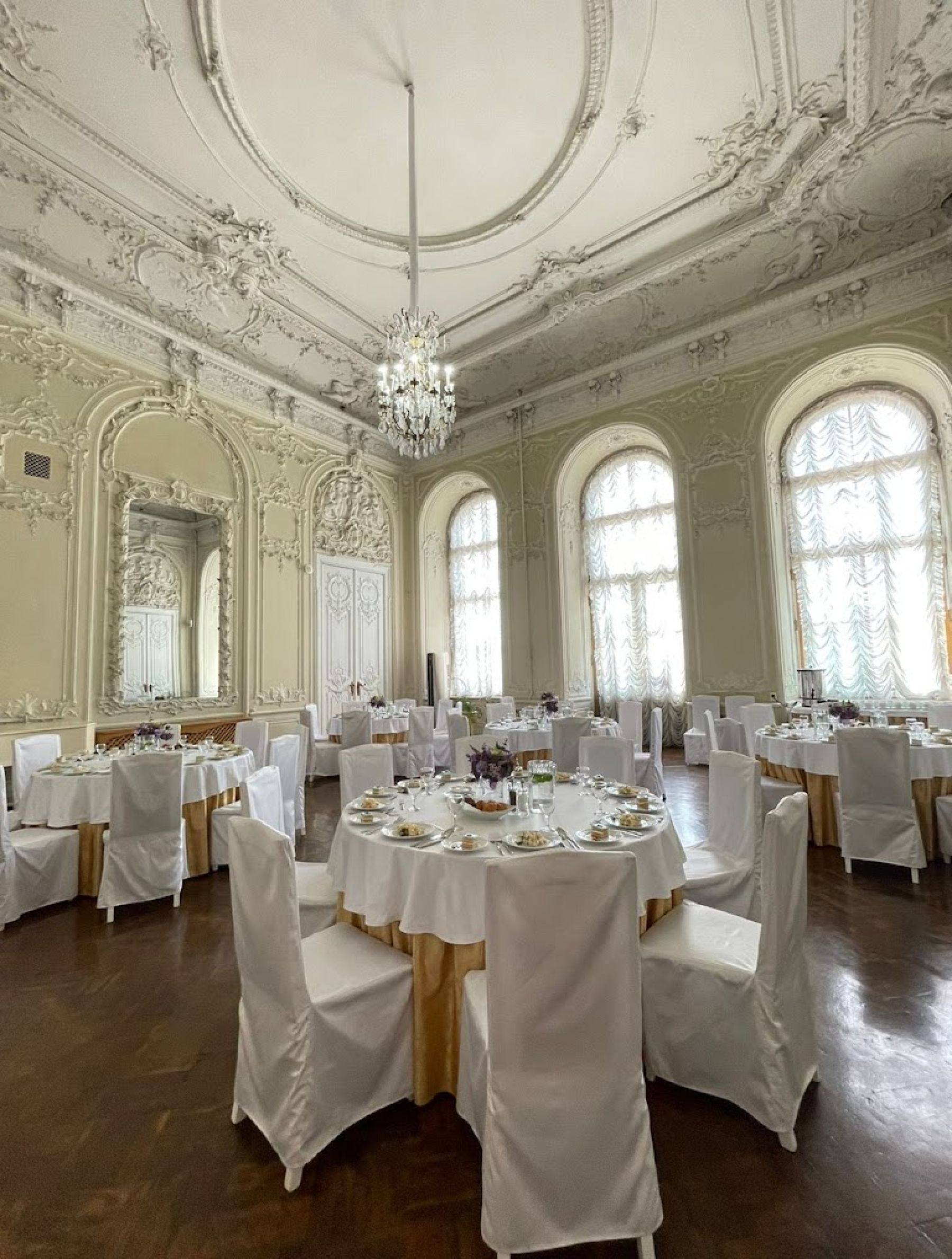 Элегантное оформление банкетного зала