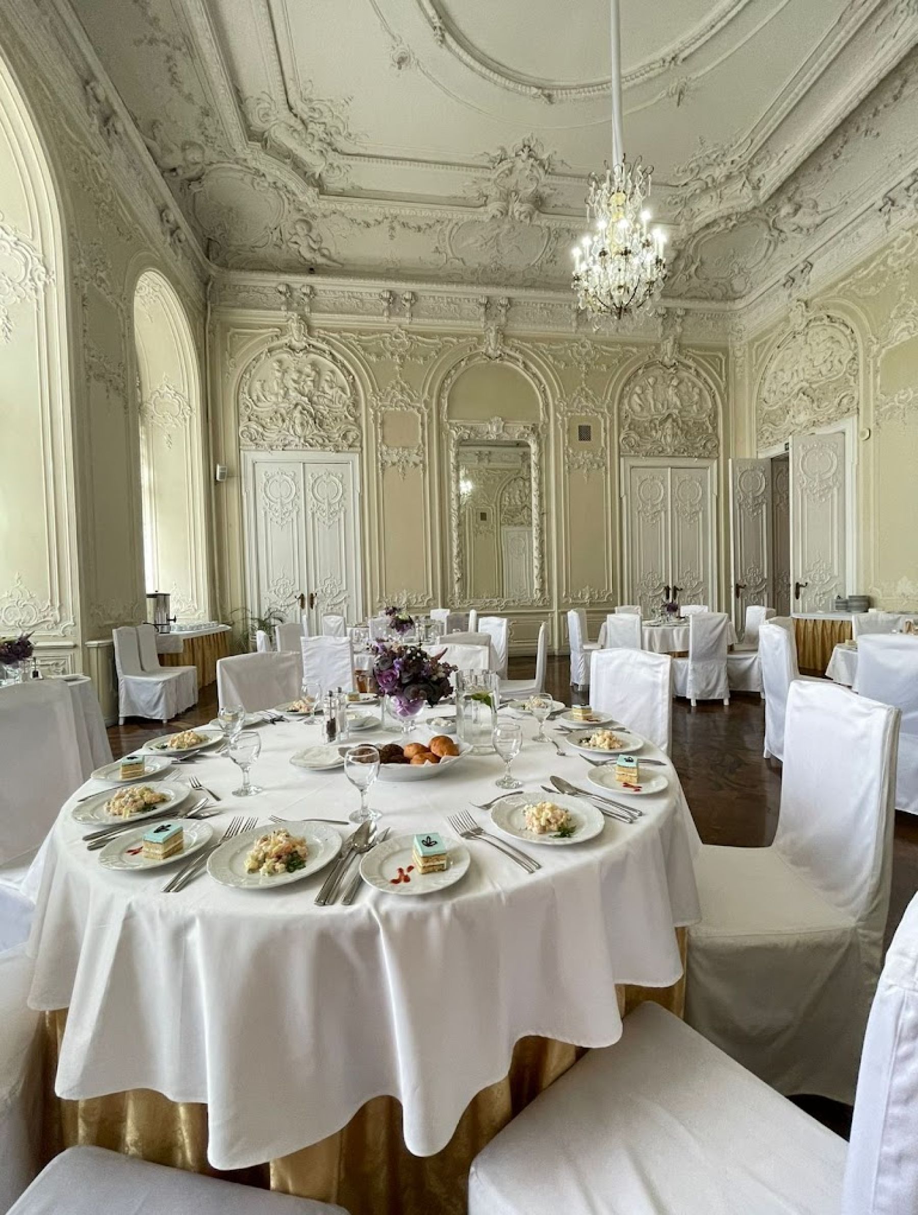 Банкетный зал с зелеными растениями