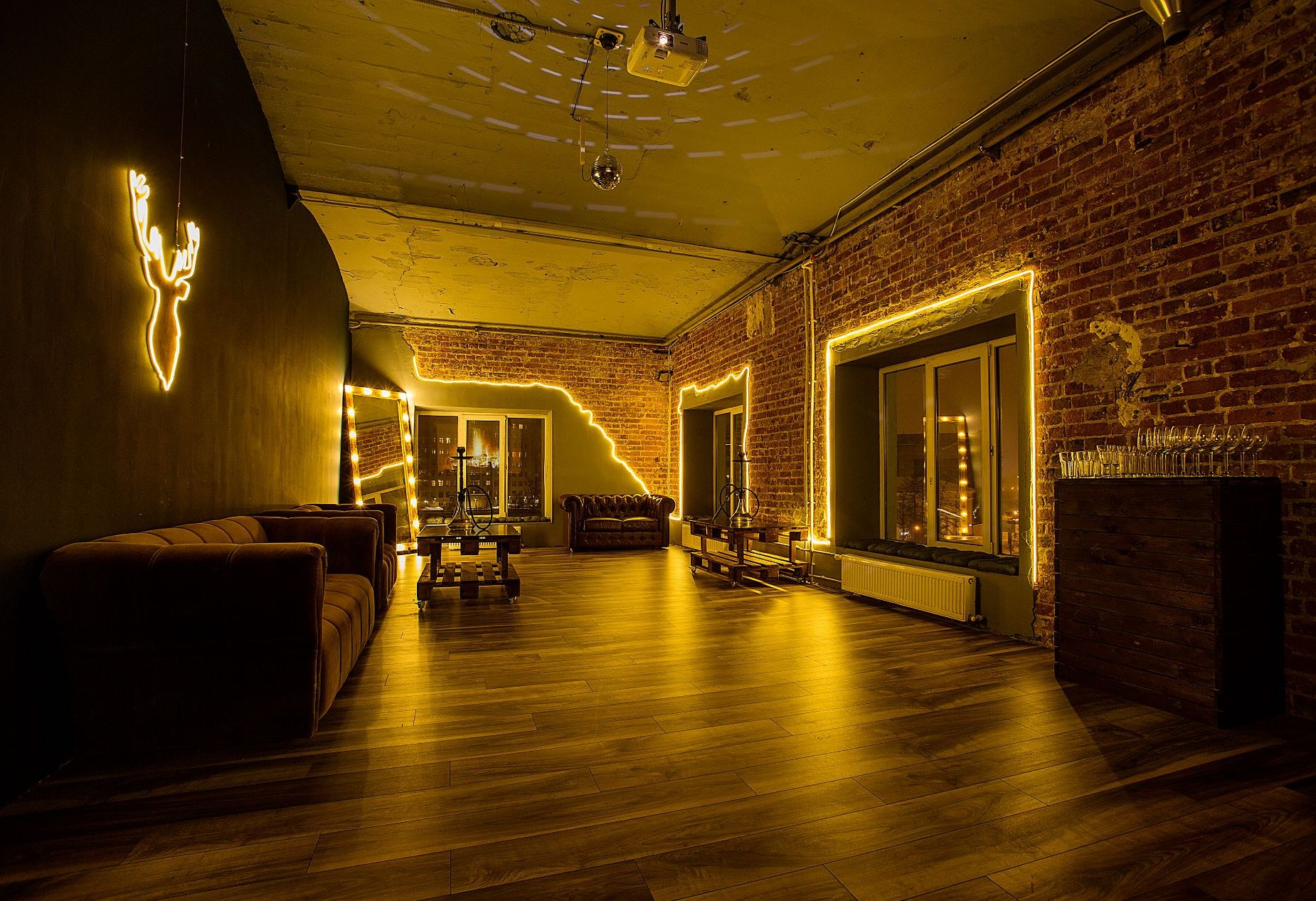 Уютный лофт Лось с неоновым освещением