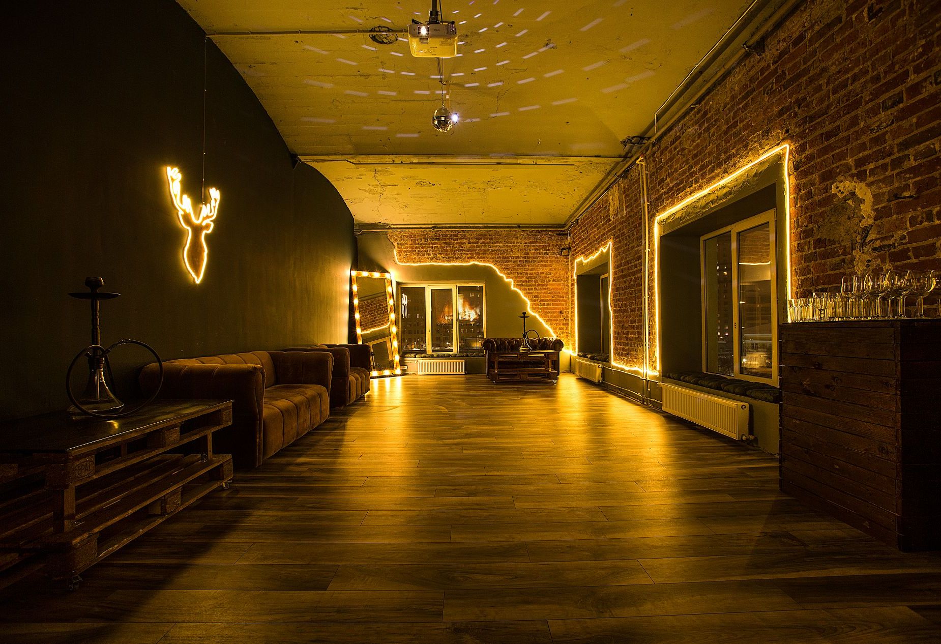 Интерьер лофта Лось с дискошаром