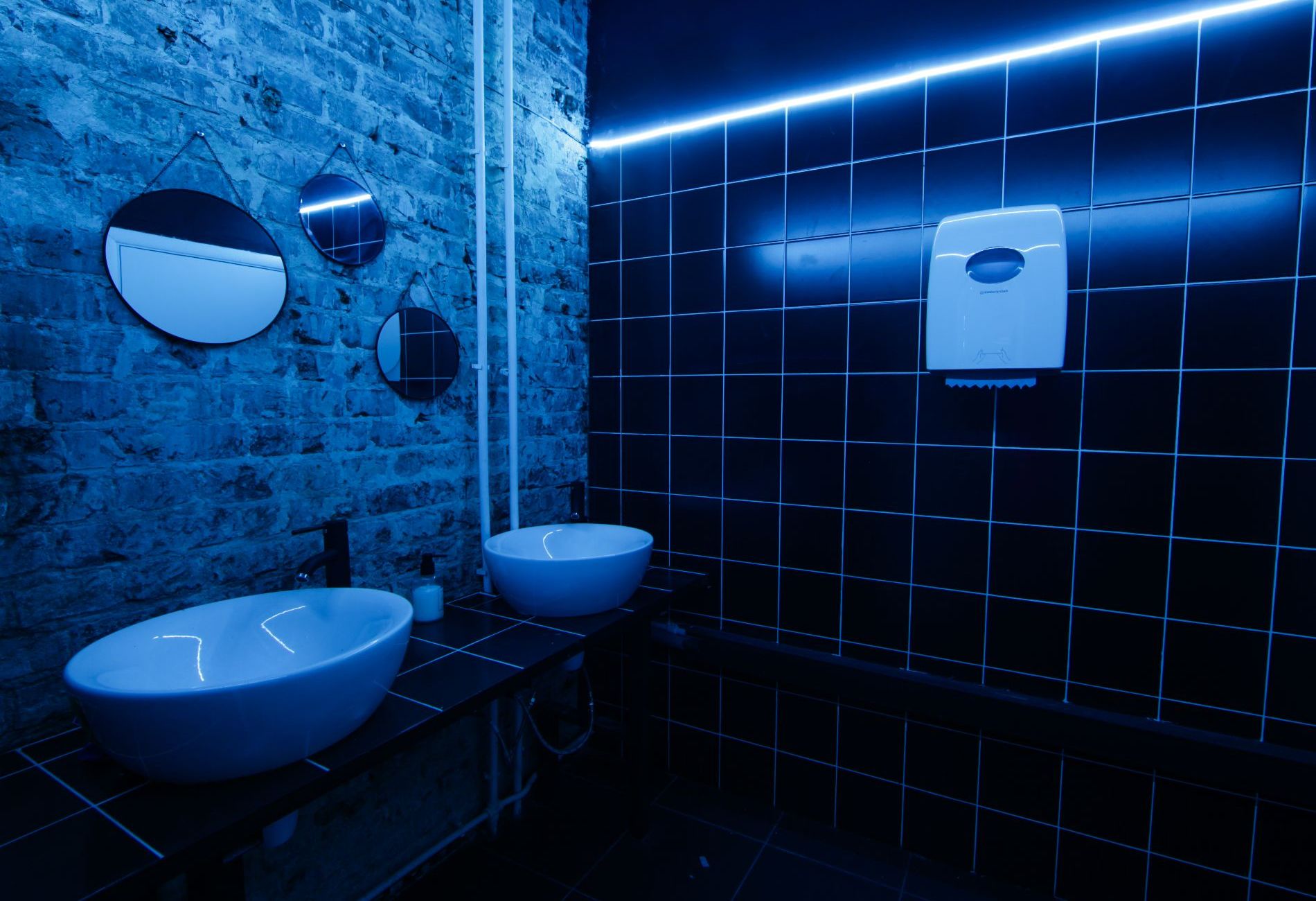 Кухня и барная зона в лофте на Яузе