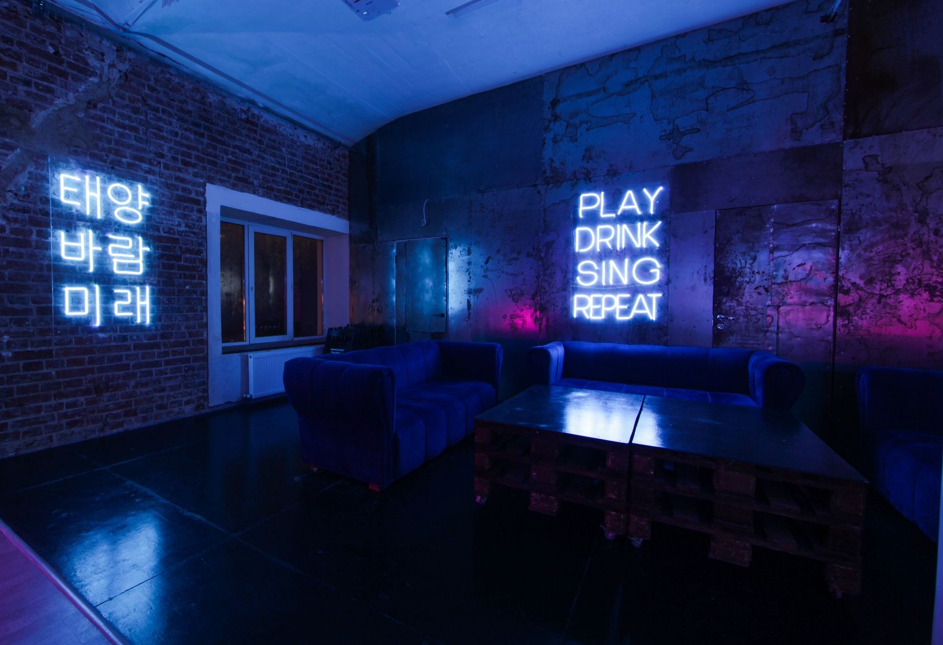 Неоновый лофт в Москве - вид на интерьер
