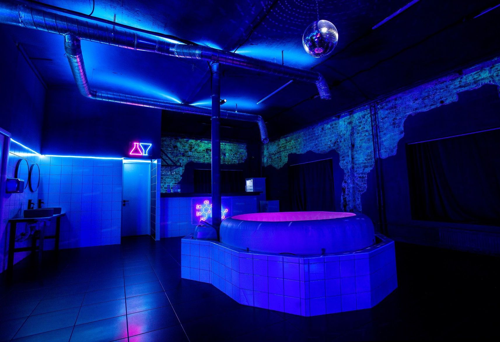 Проектор и зона для отдыха в лофте Туапсе