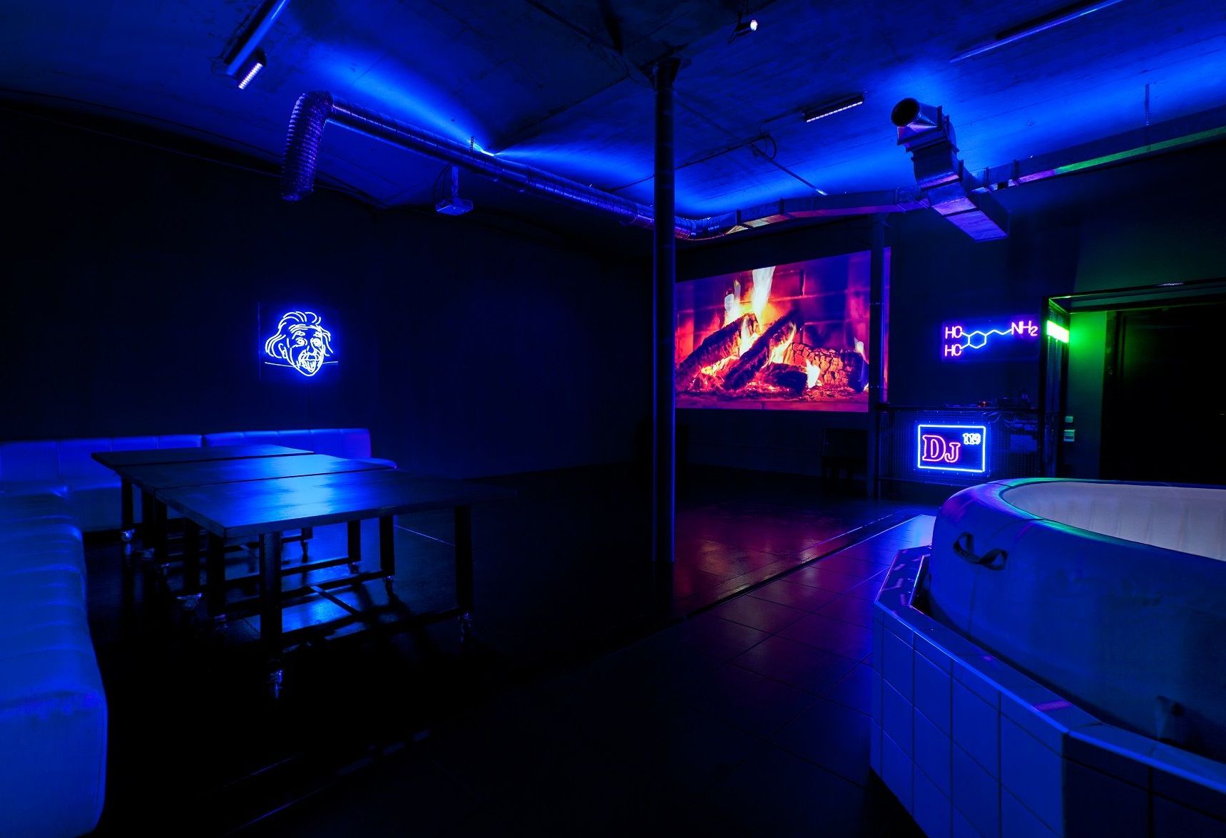 Внутренний интерьер лофта с неоновыми стенами