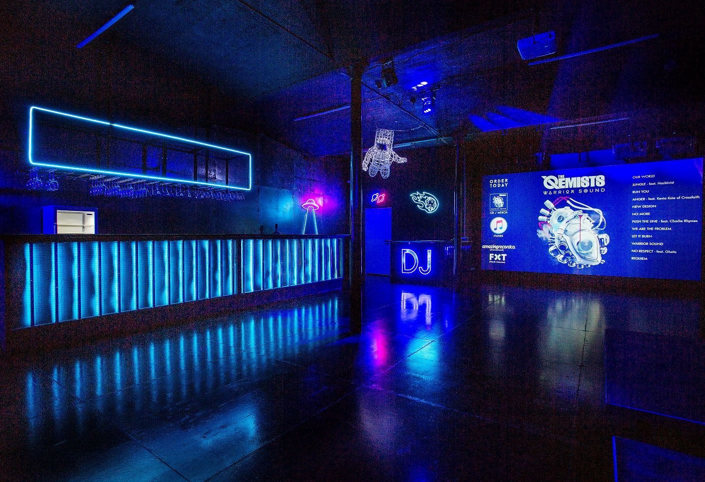 Сцена на клубной площадке Космос