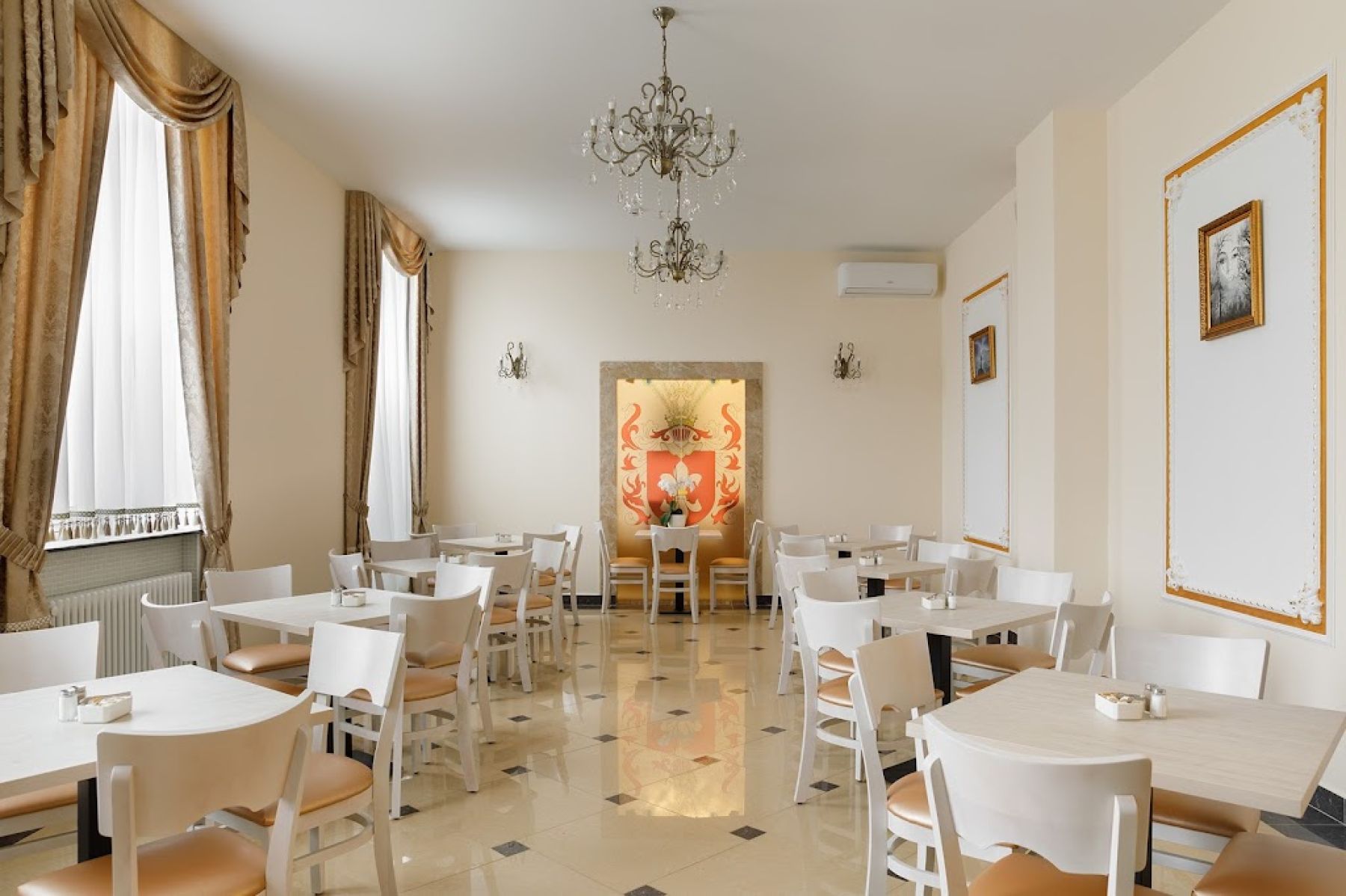 Стол в ресторане «Белое дерево»