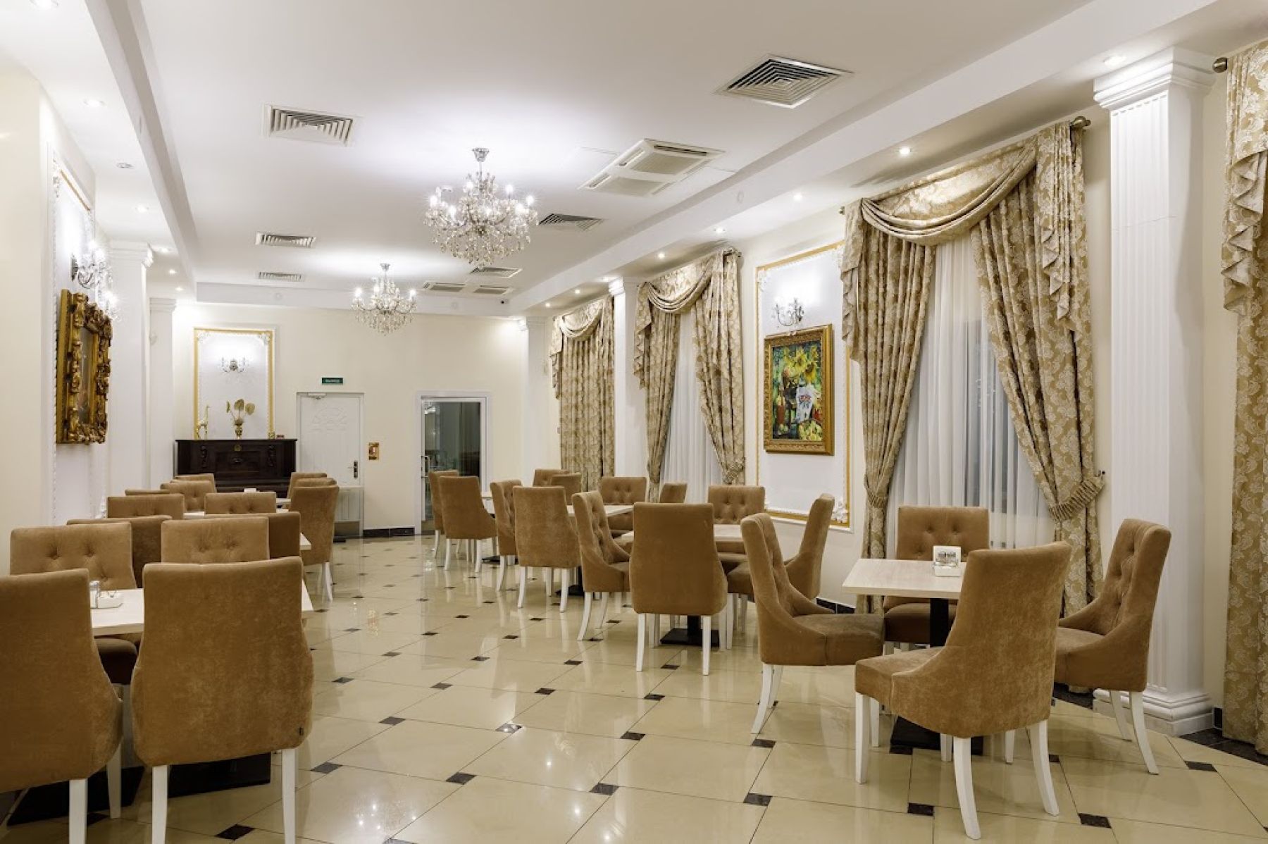 Проектор и TV-экраны в ресторане «Белое дерево»