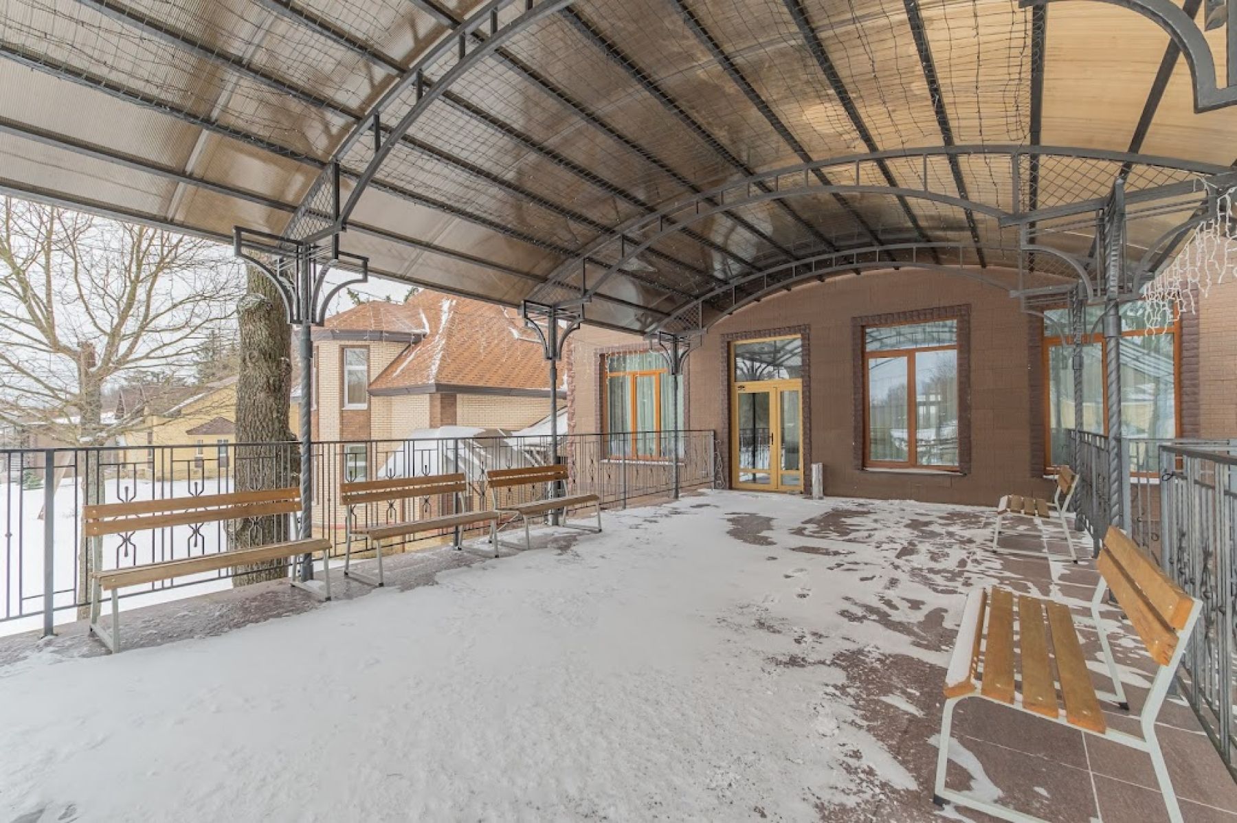 Уютная детская площадка на территории комплекса