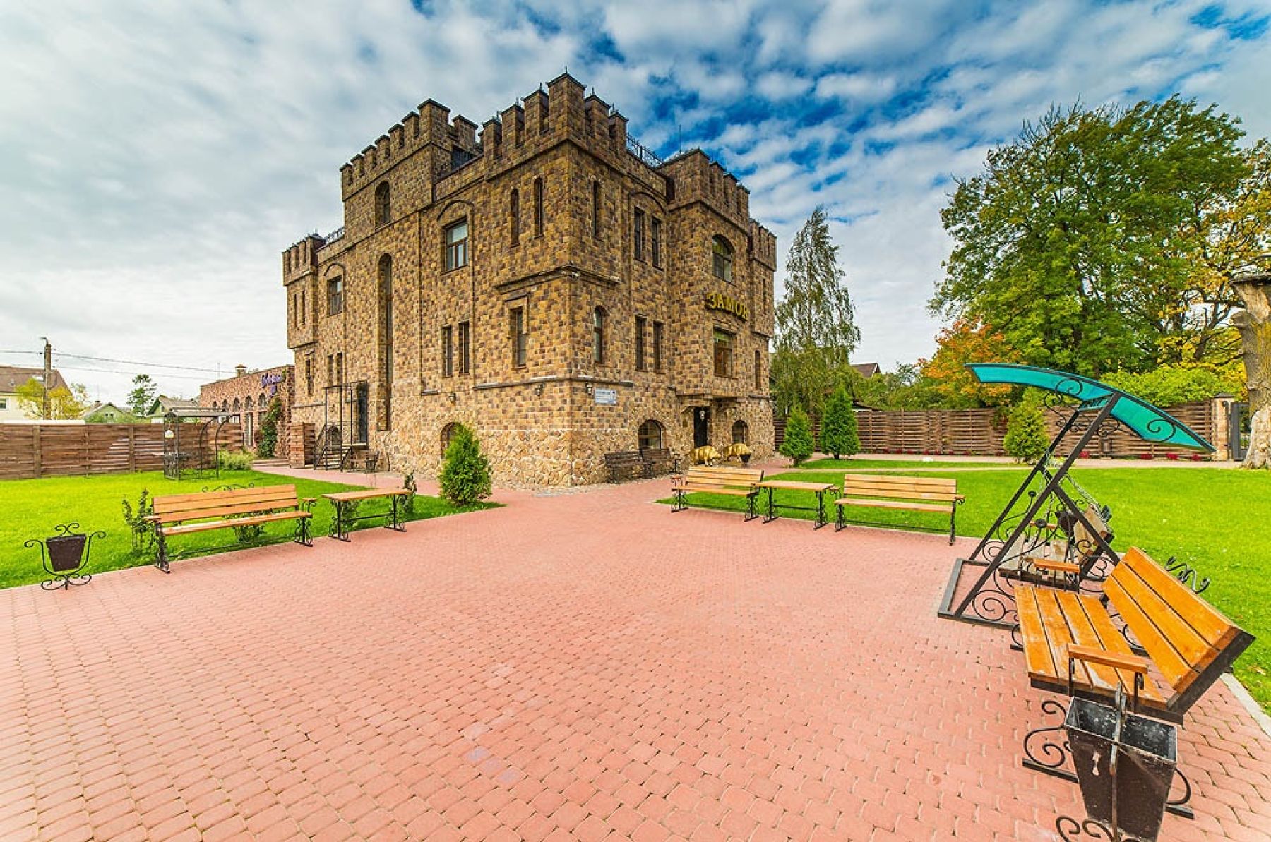 Интерьер банкетного комплекса в средневековом стиле