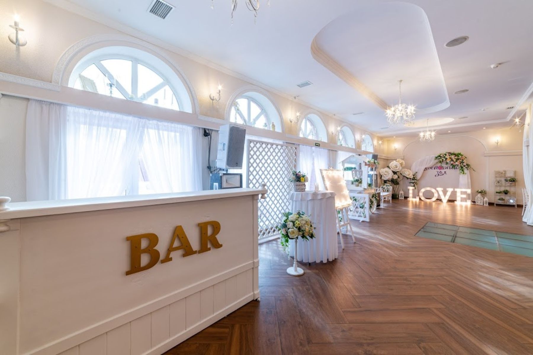 Средневековый замок в Санкт-Петербурге - фасад