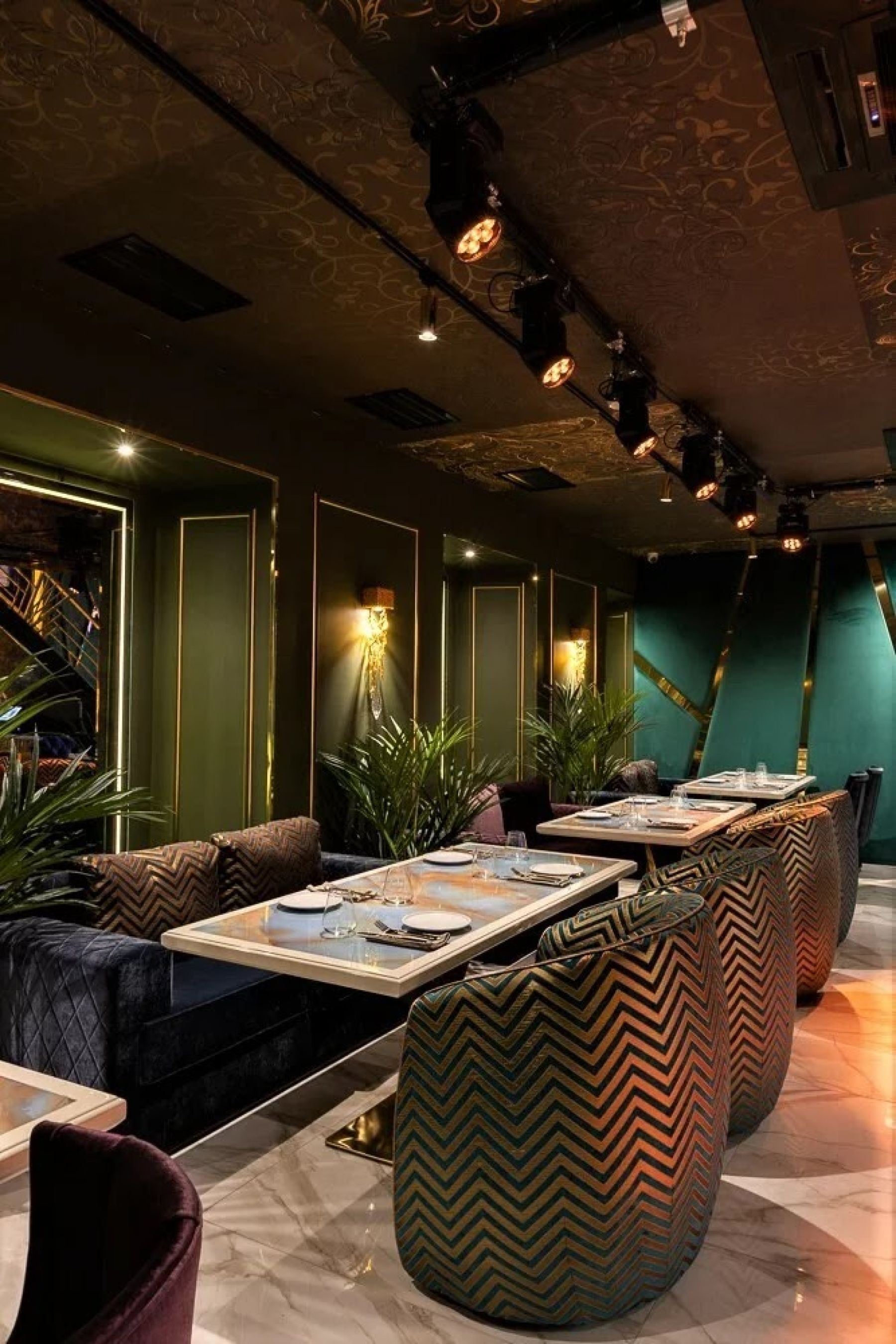 Интерьер ресторана IBIZA с неоновыми огнями