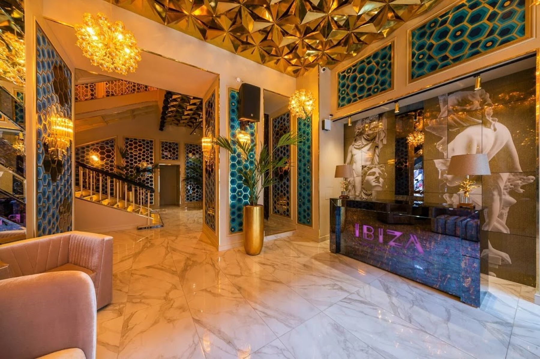 Зал ресторана IBIZA с освещением