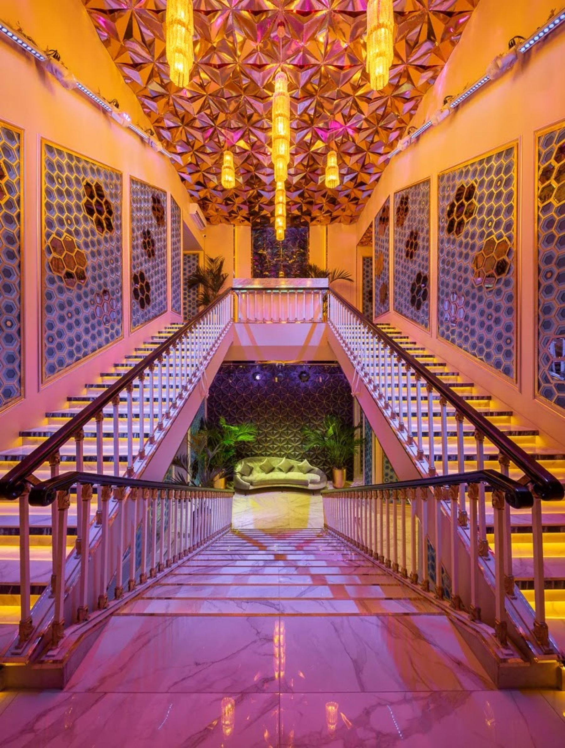 Столик в ресторане IBIZA, подготовленный для вечеринки