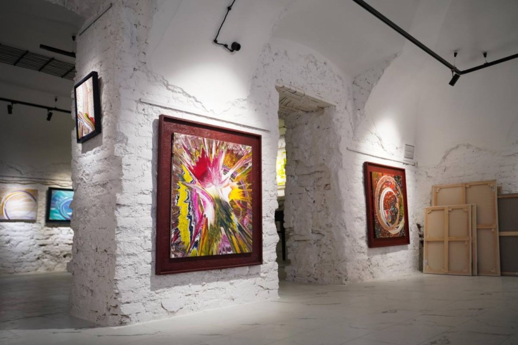 Интерьер галереи Markofken с произведениями искусства