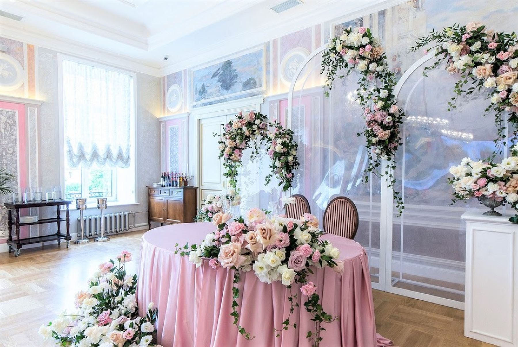 Зал для мероприятий с панорамными окнами