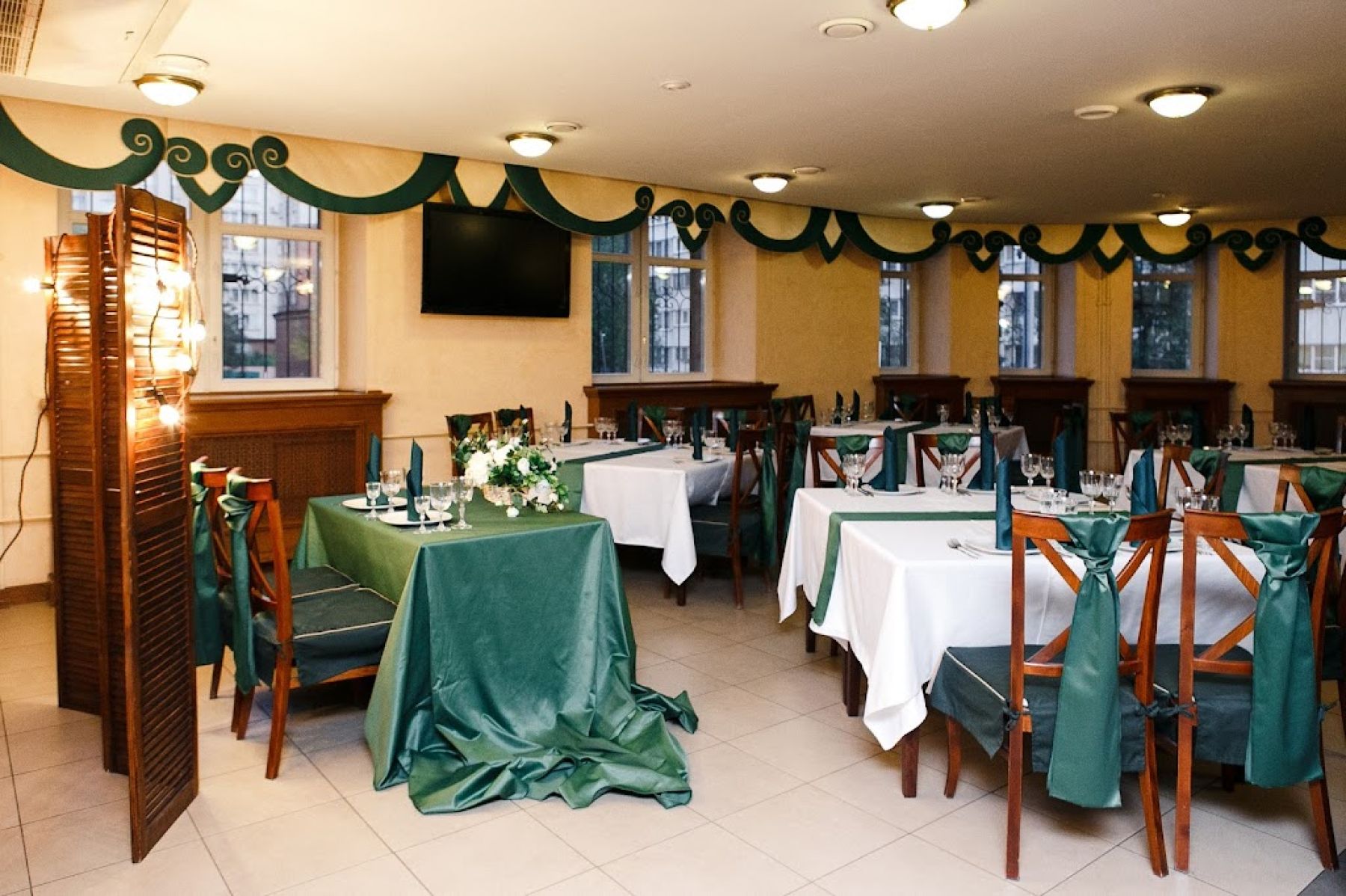 Уютная зона для отдыха в банкетном зале