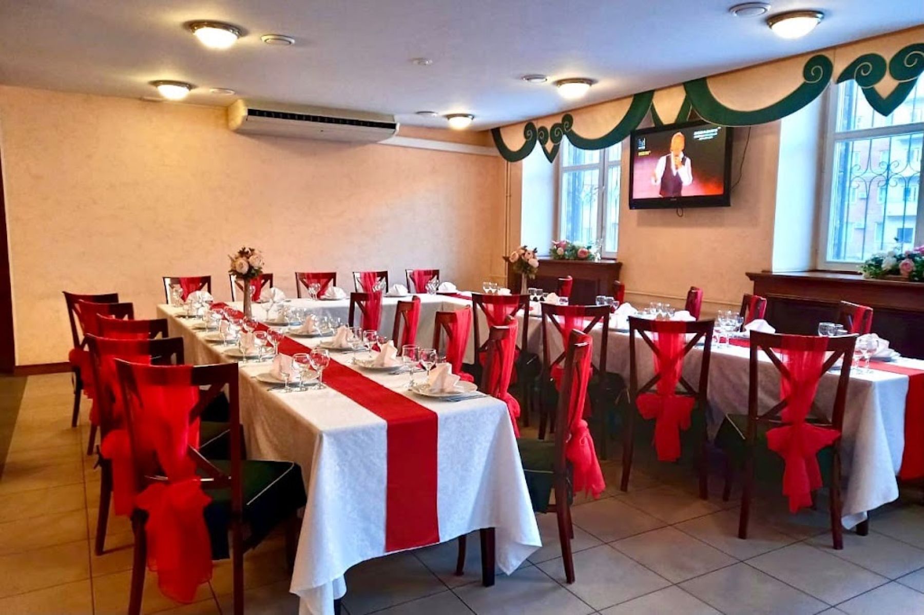 Светлая атмосфера банкетного зала Эталон Вкуса