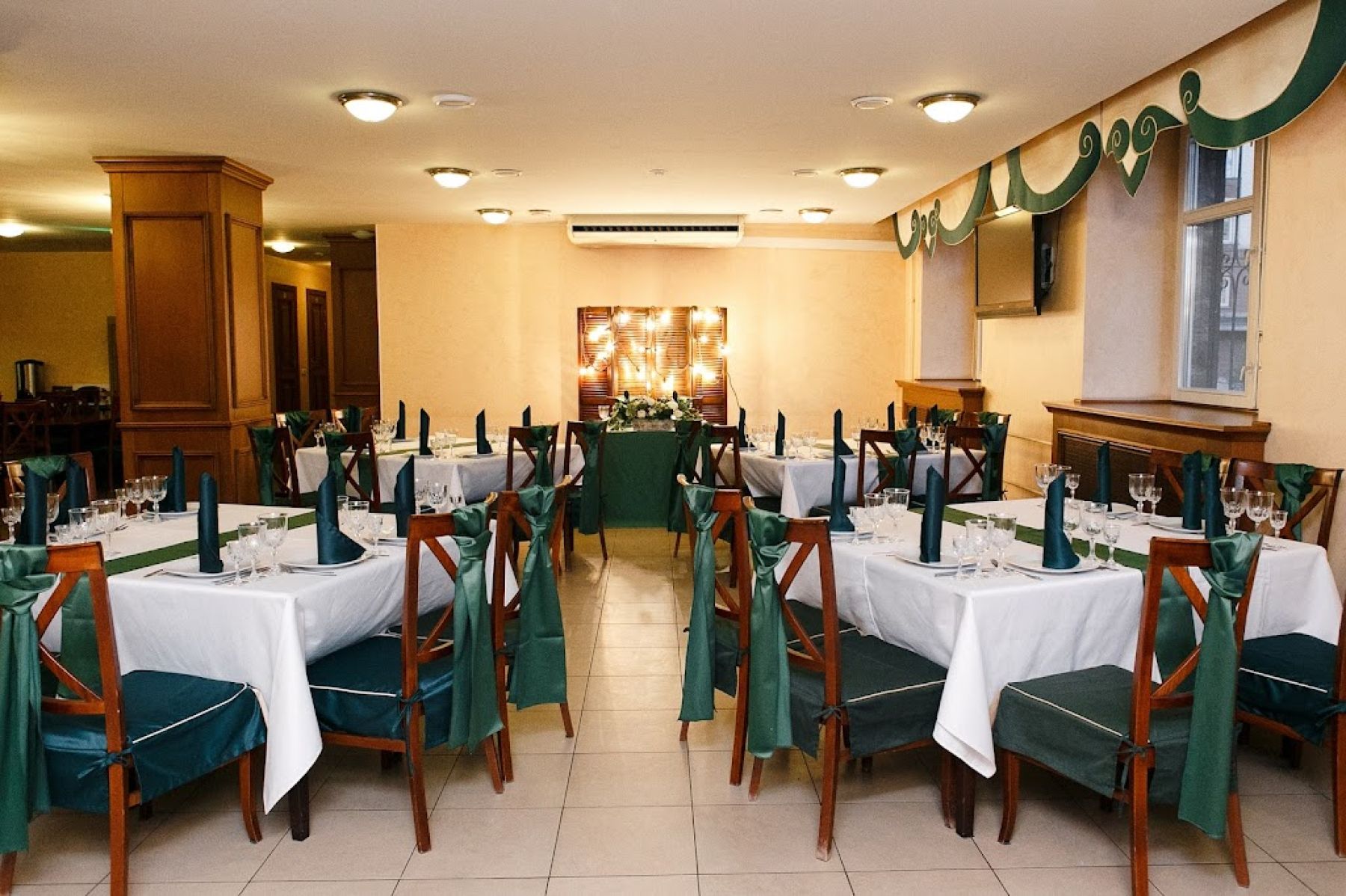 Стол с угощениями в банкетном зале