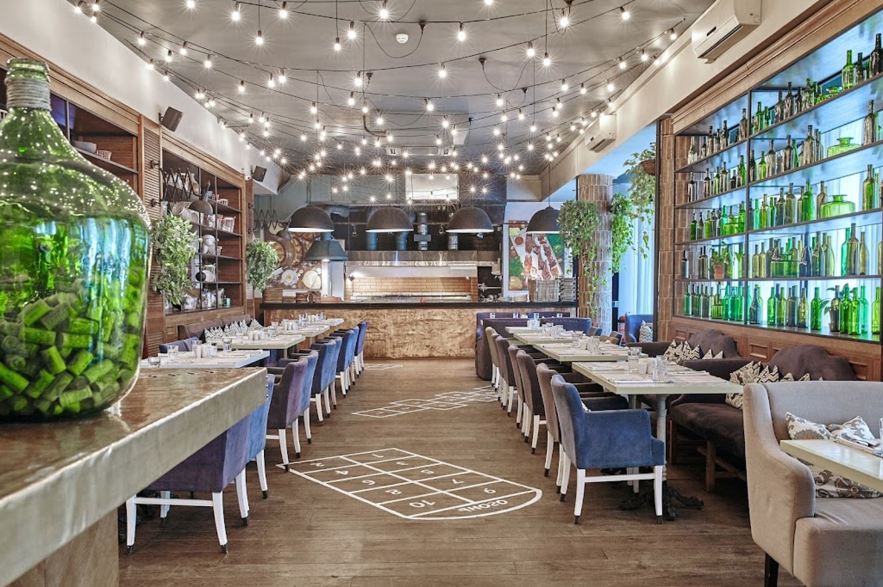 Уютный интерьер ресторана "Ларисуваннухочу"