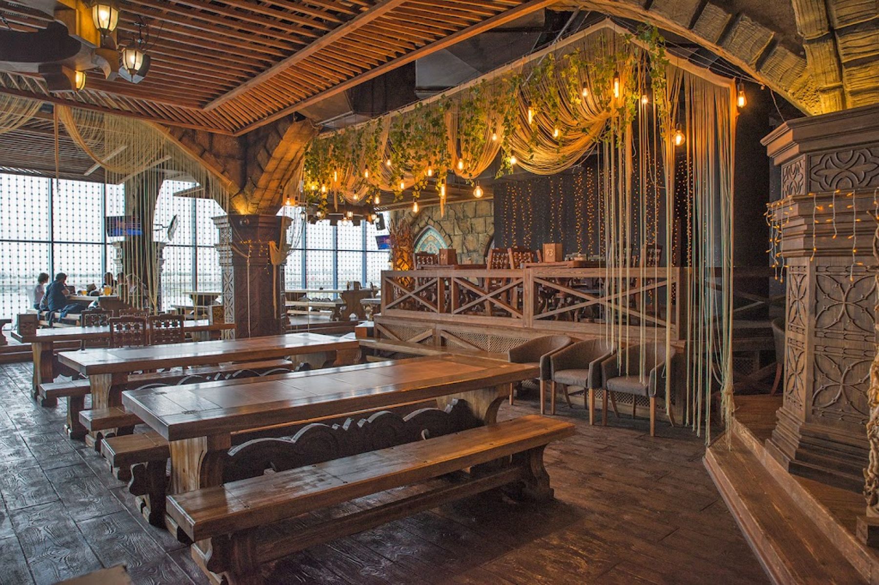 Уютные столы в пивном ресторане Папаша Клаусс