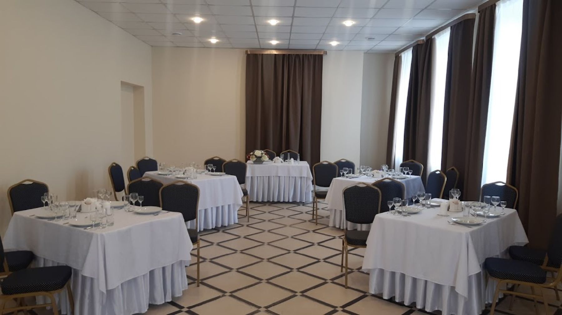 Стол для торжества в банкетном зале