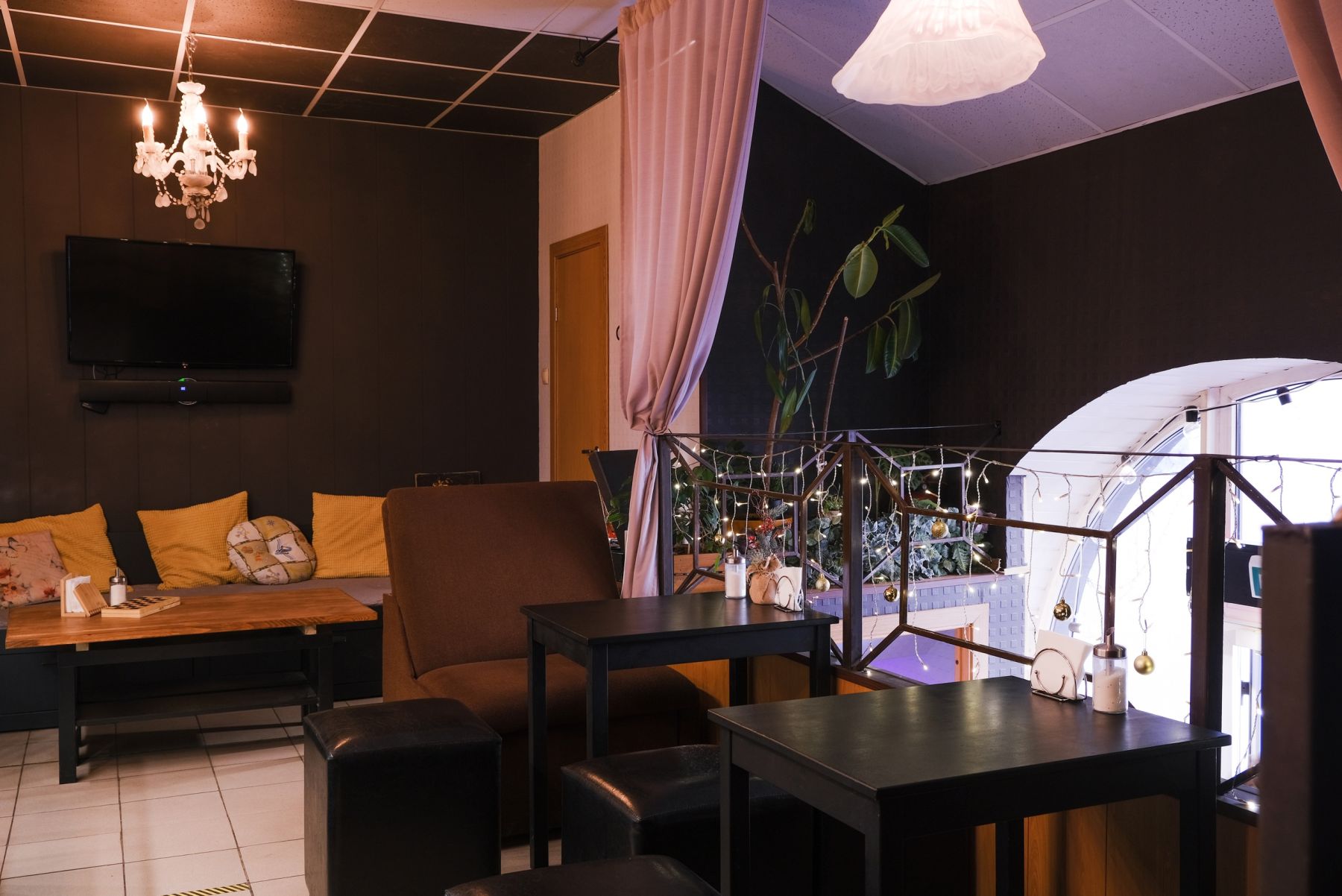 Уютная зона для встреч в арт-центре ILA