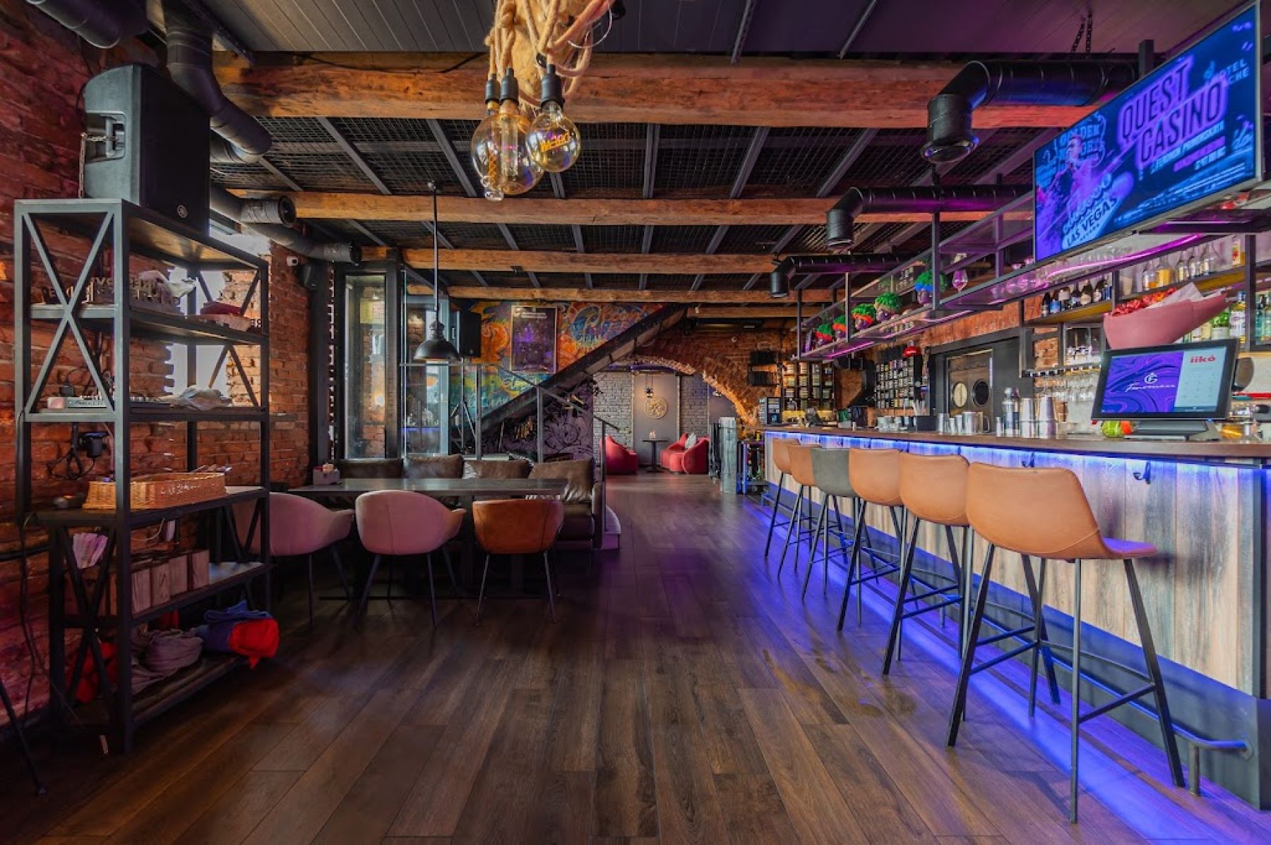 Стол с закусками в ресторане Feromon