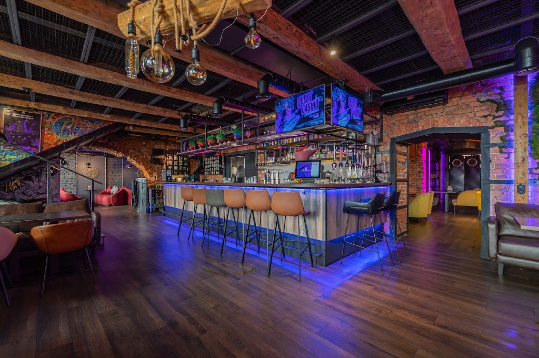 Удобные диваны в ресторане Feromon