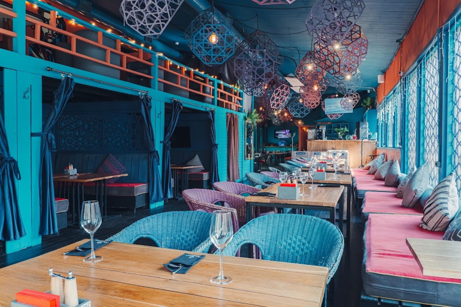 Ресторан Feromon с уютным внутренним двориком