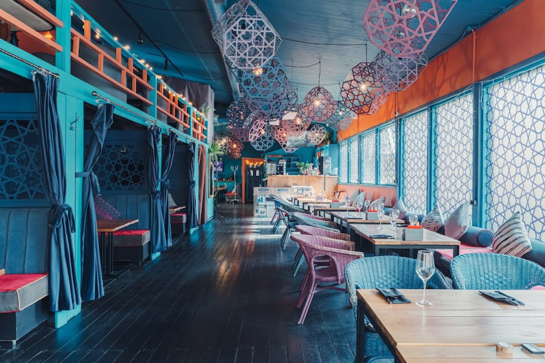 Уютная атмосфера в ресторане Feromon