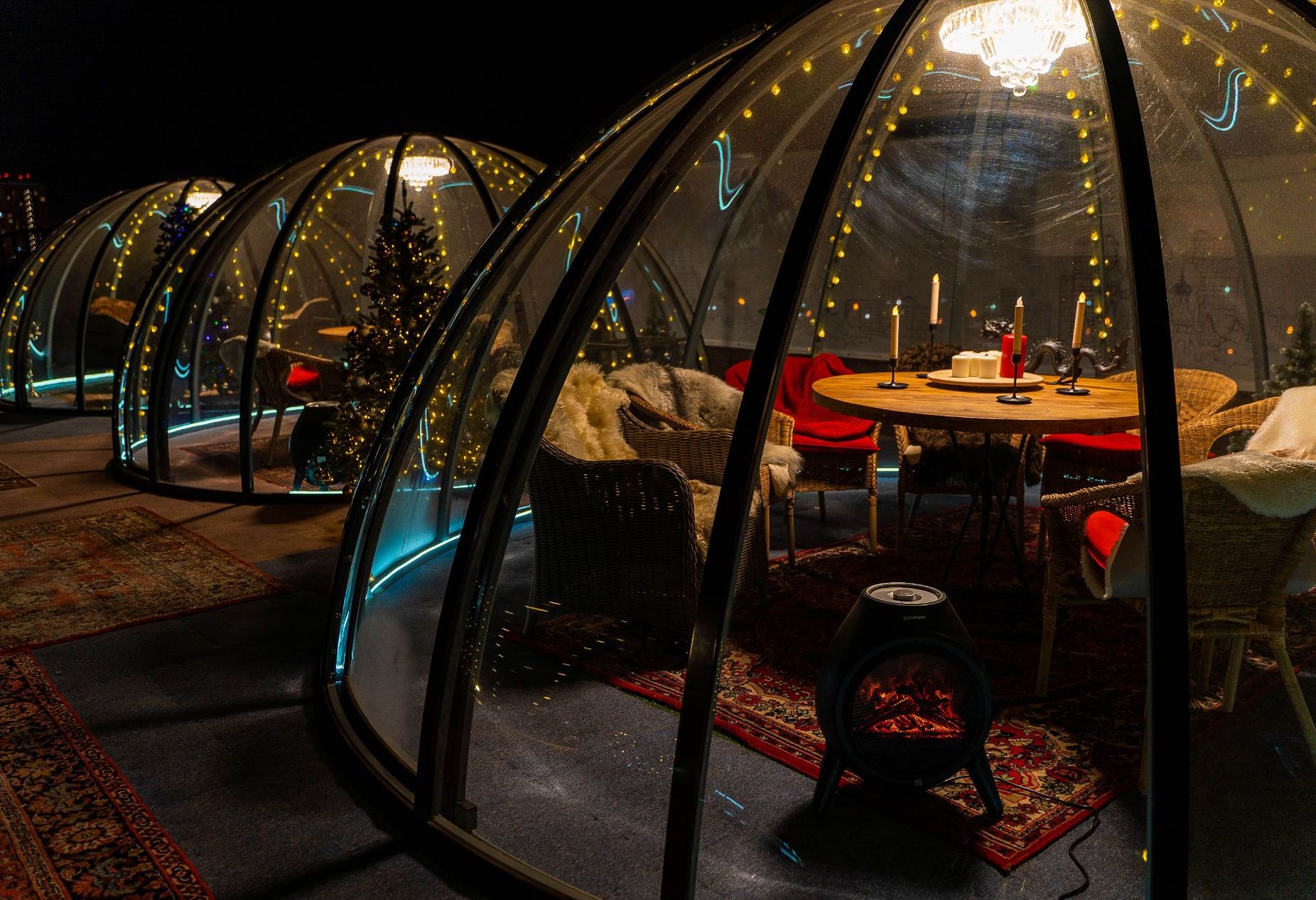 Кресла с овчиной в иглу на панорамной крыше