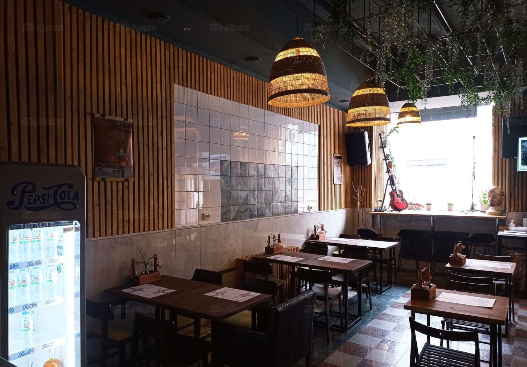 Уютный интерьер бара Клюковка с зелеными акцентами