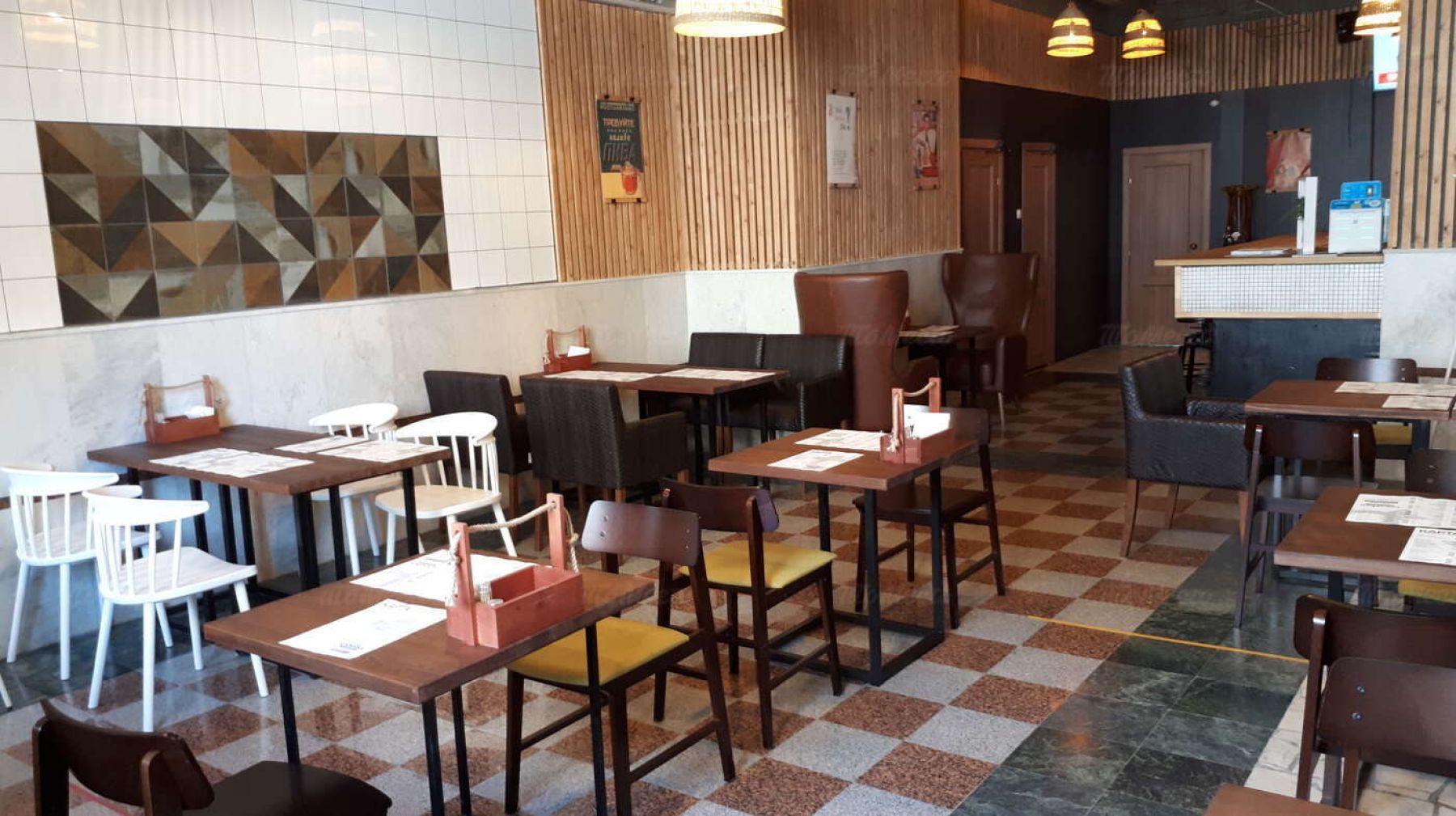 Барная стойка в лофт-баре Клюковка