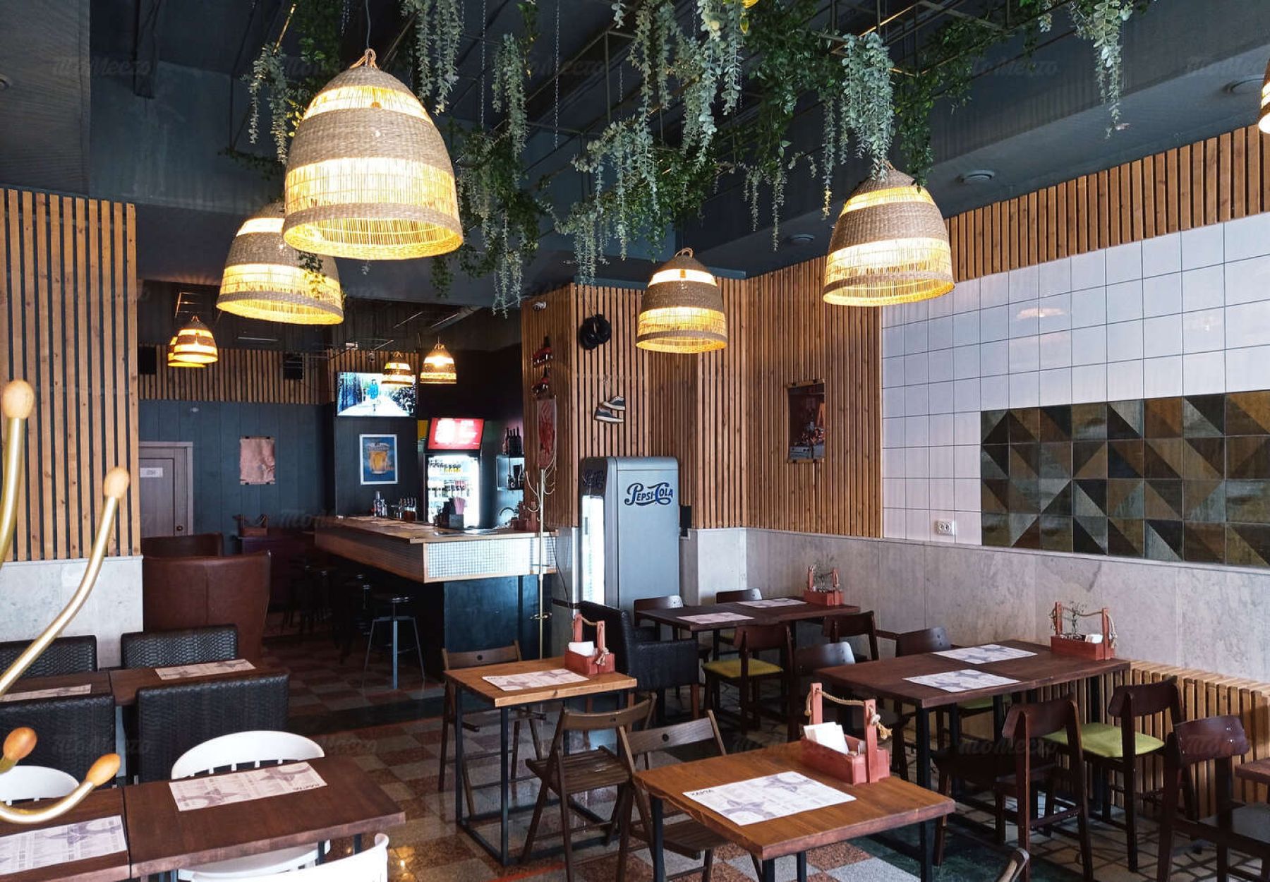 Интерьер лофт-бара Клюковка с панорамными окнами