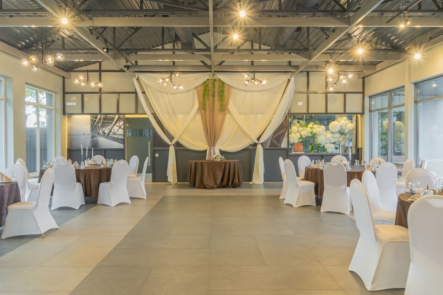 Лисья нора - интерьер ресторана с банкетным залом