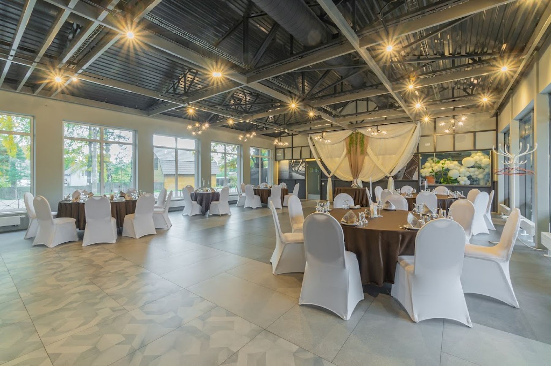 Лисья нора - праздничное оформление зала